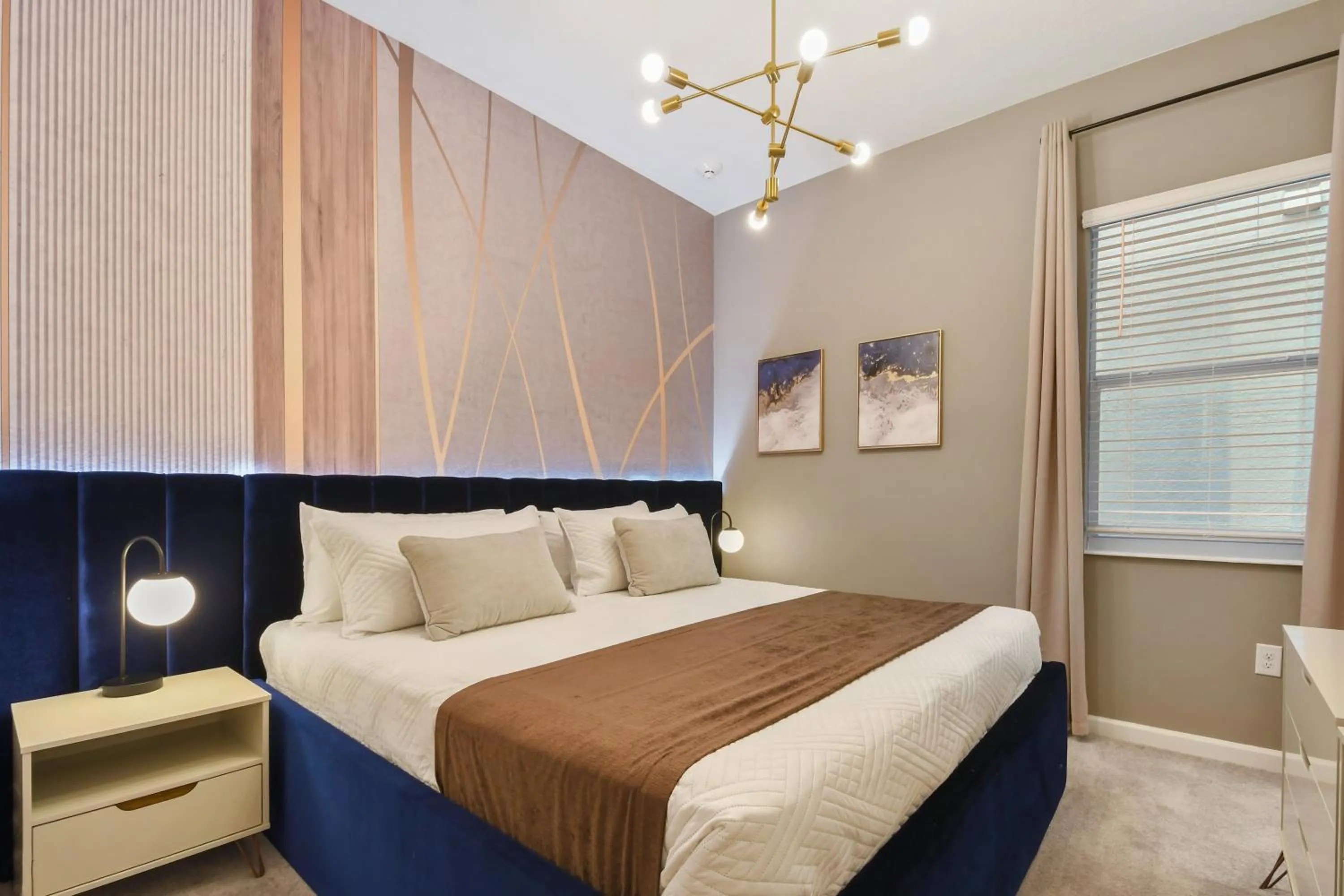 Bed in Lakeview Spacious 12br Themed Home Game/Pool/Spa