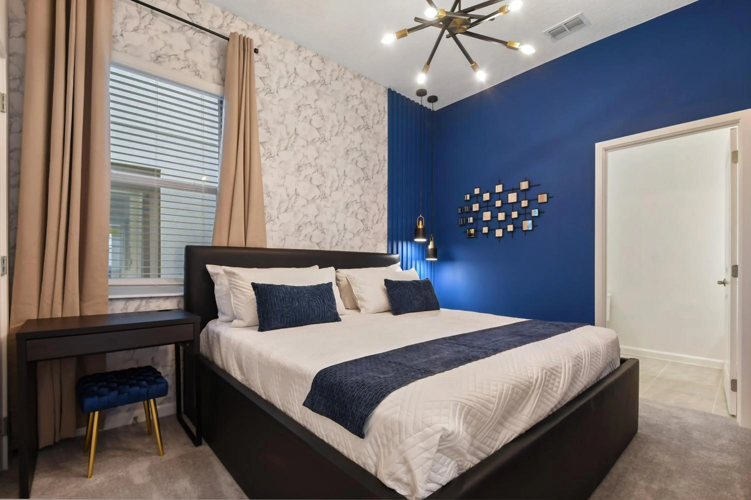 Bed in Lakeview Spacious 12br Themed Home Game/Pool/Spa