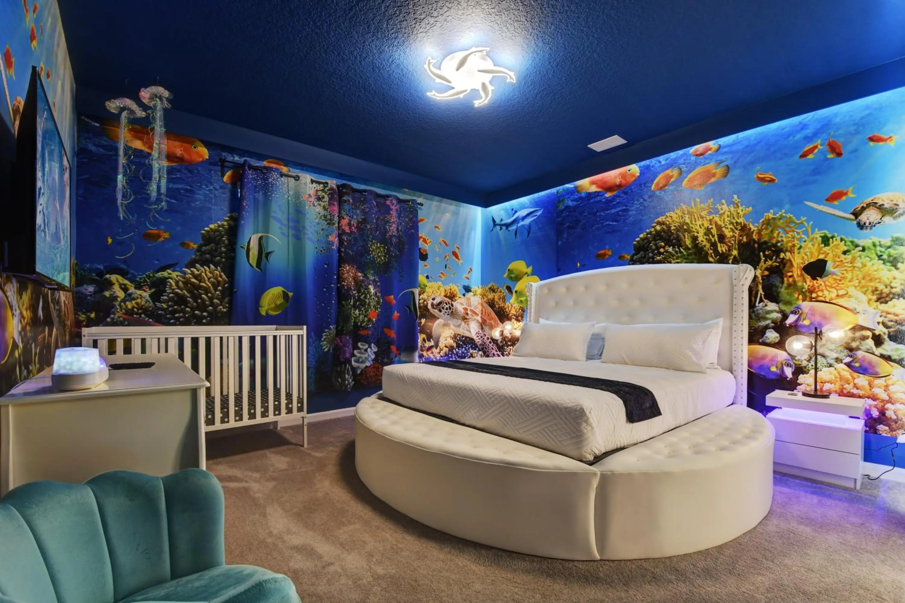 Bed in Lakeview Spacious 12br Themed Home Game/Pool/Spa
