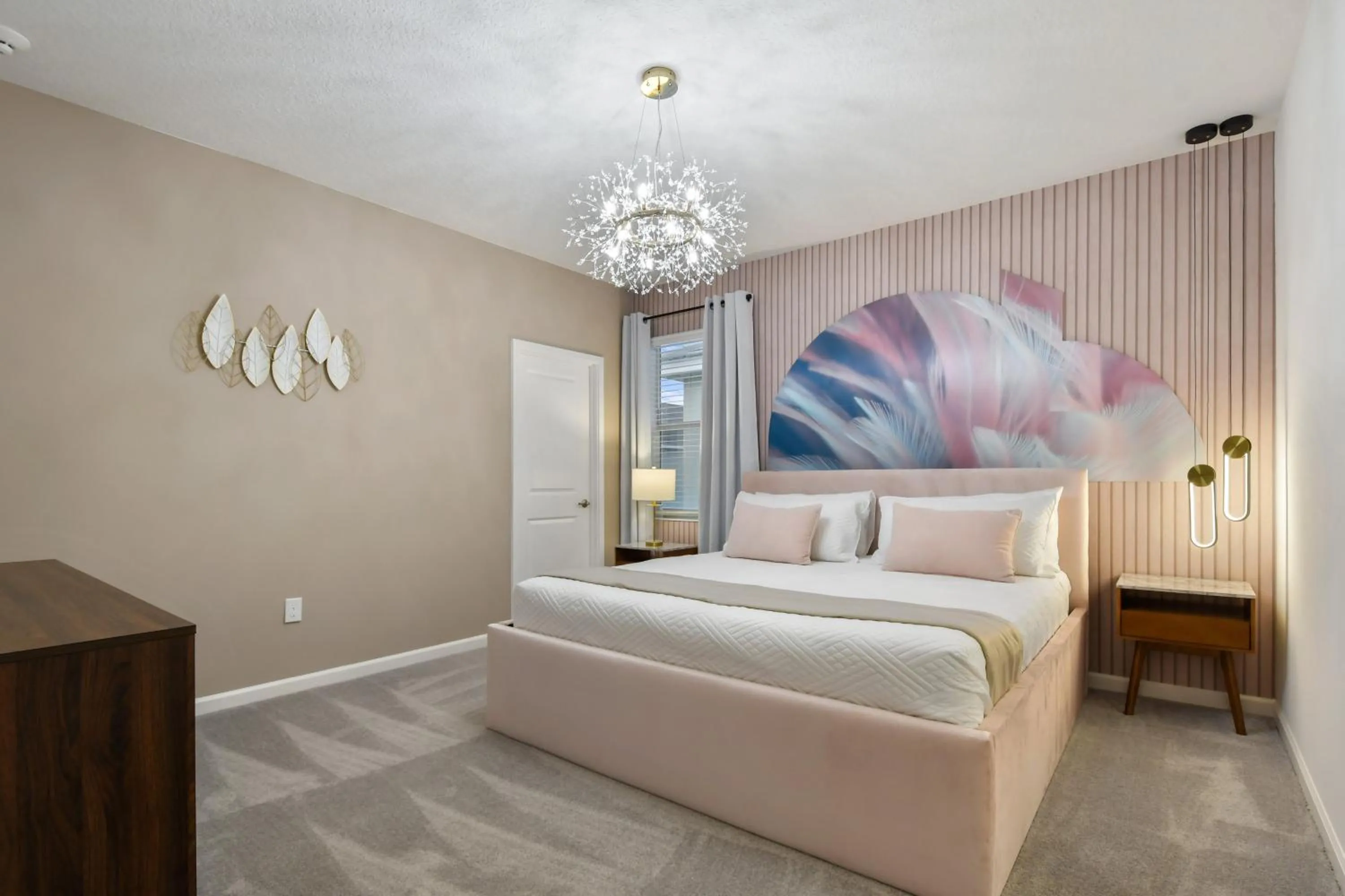 Bed in Lakeview Spacious 12br Themed Home Game/Pool/Spa