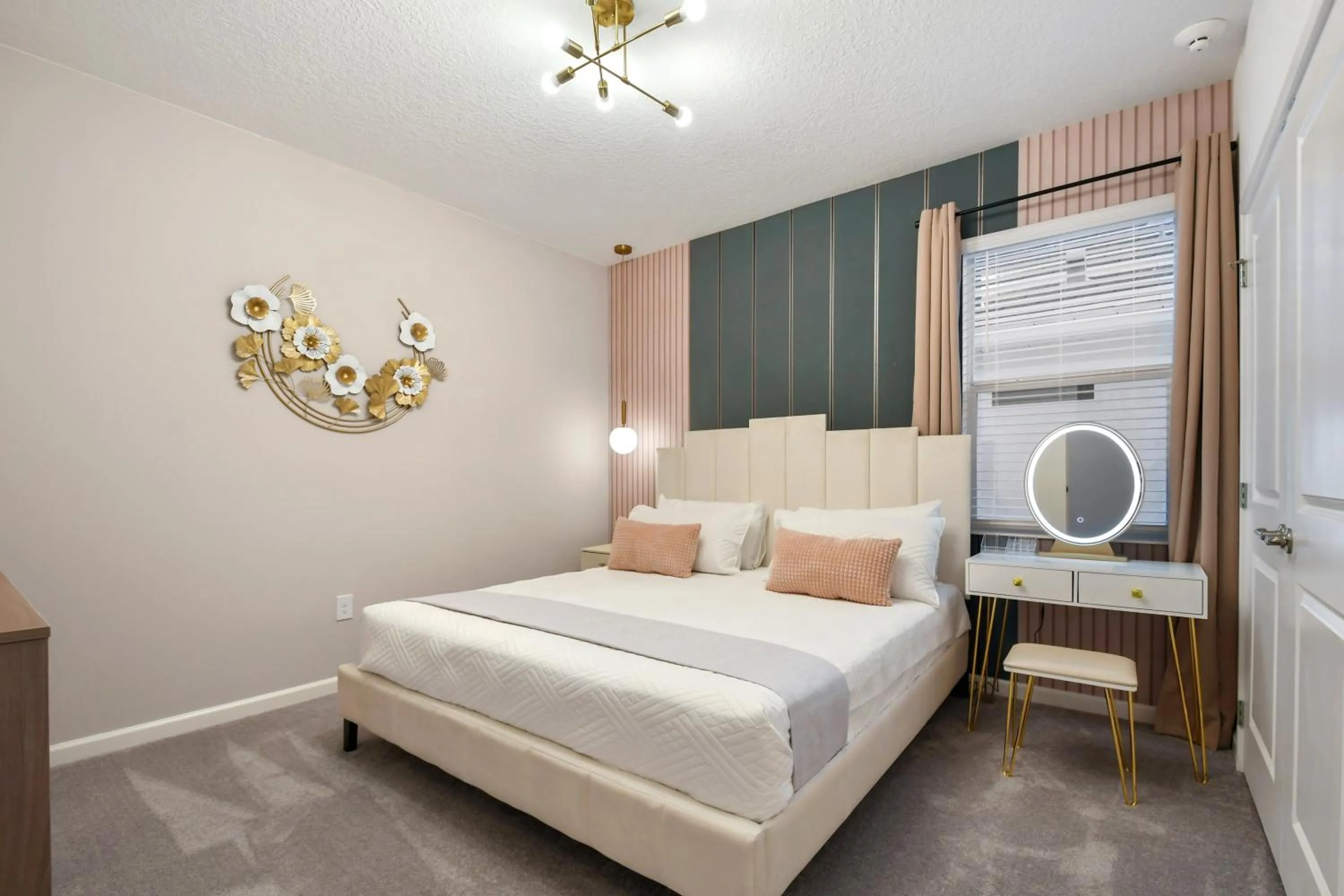 Bed in Lakeview Spacious 12br Themed Home Game/Pool/Spa