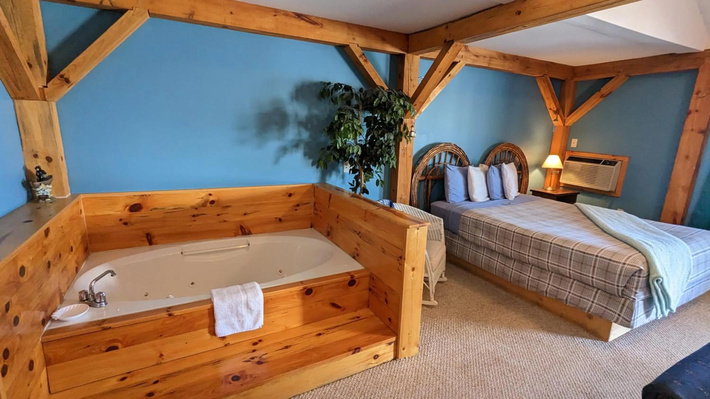 Hot Tub, Bed in The Nova Motel