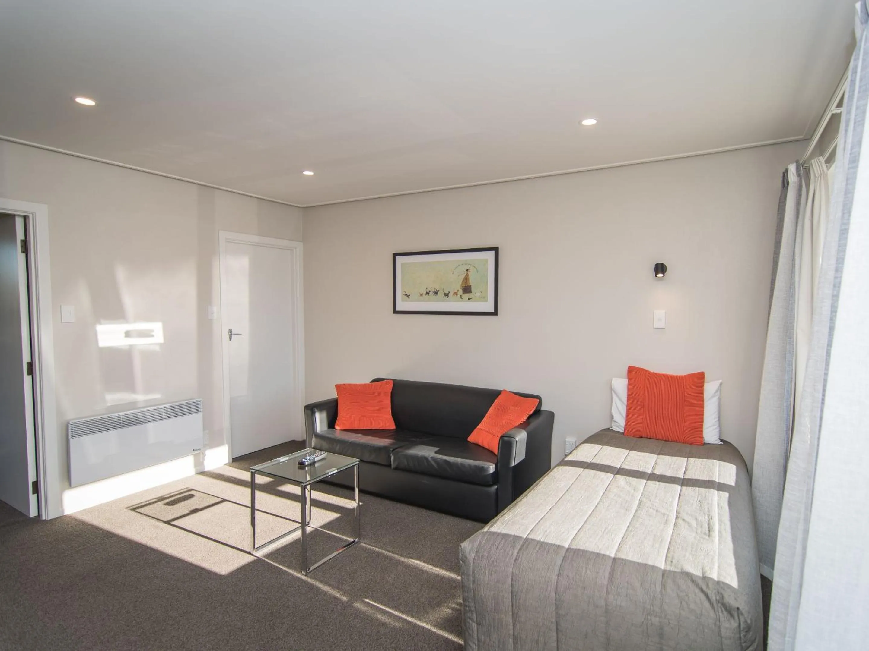 Living room in Cedar Lodge Motel