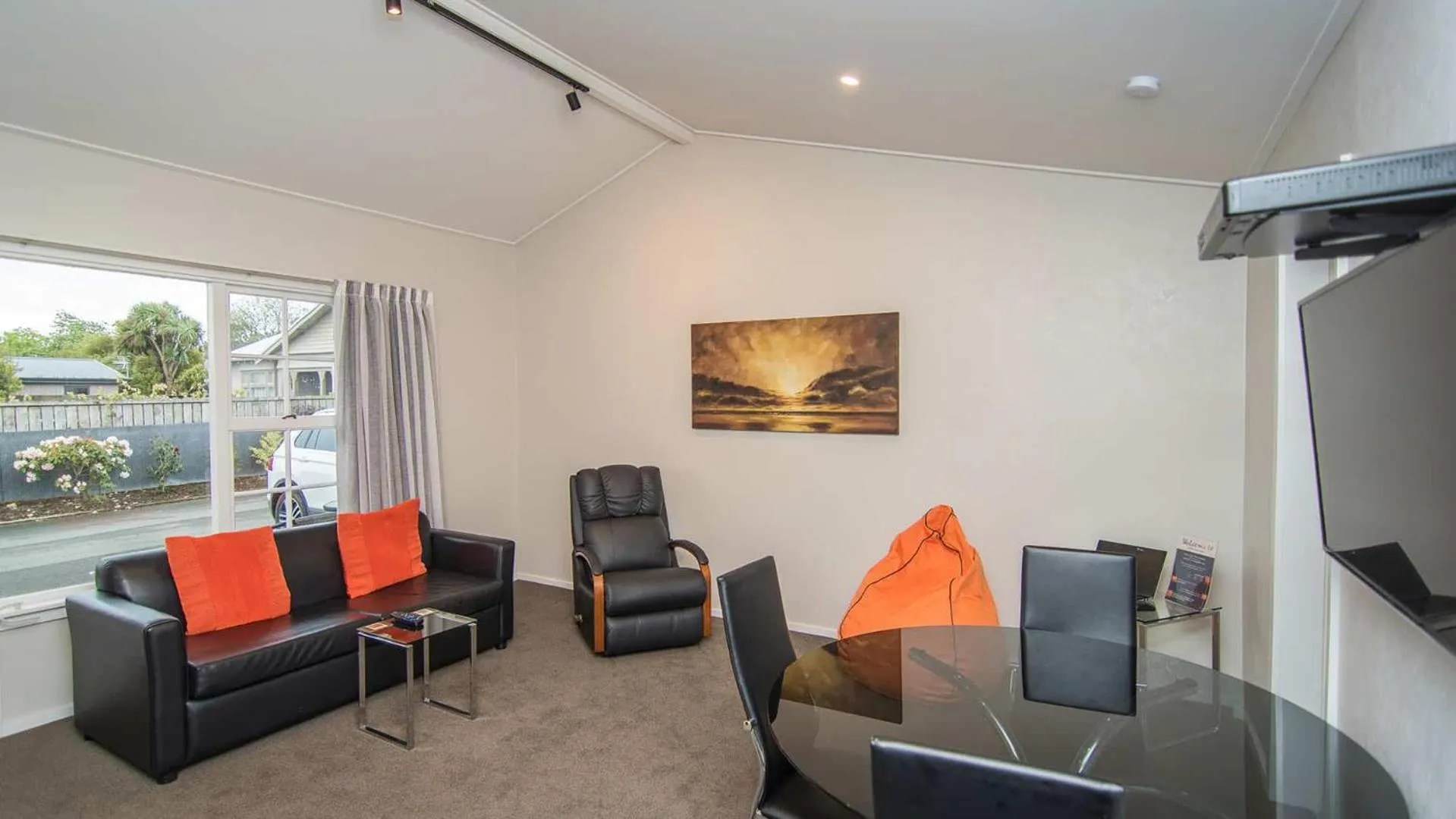 Living room in Cedar Lodge Motel