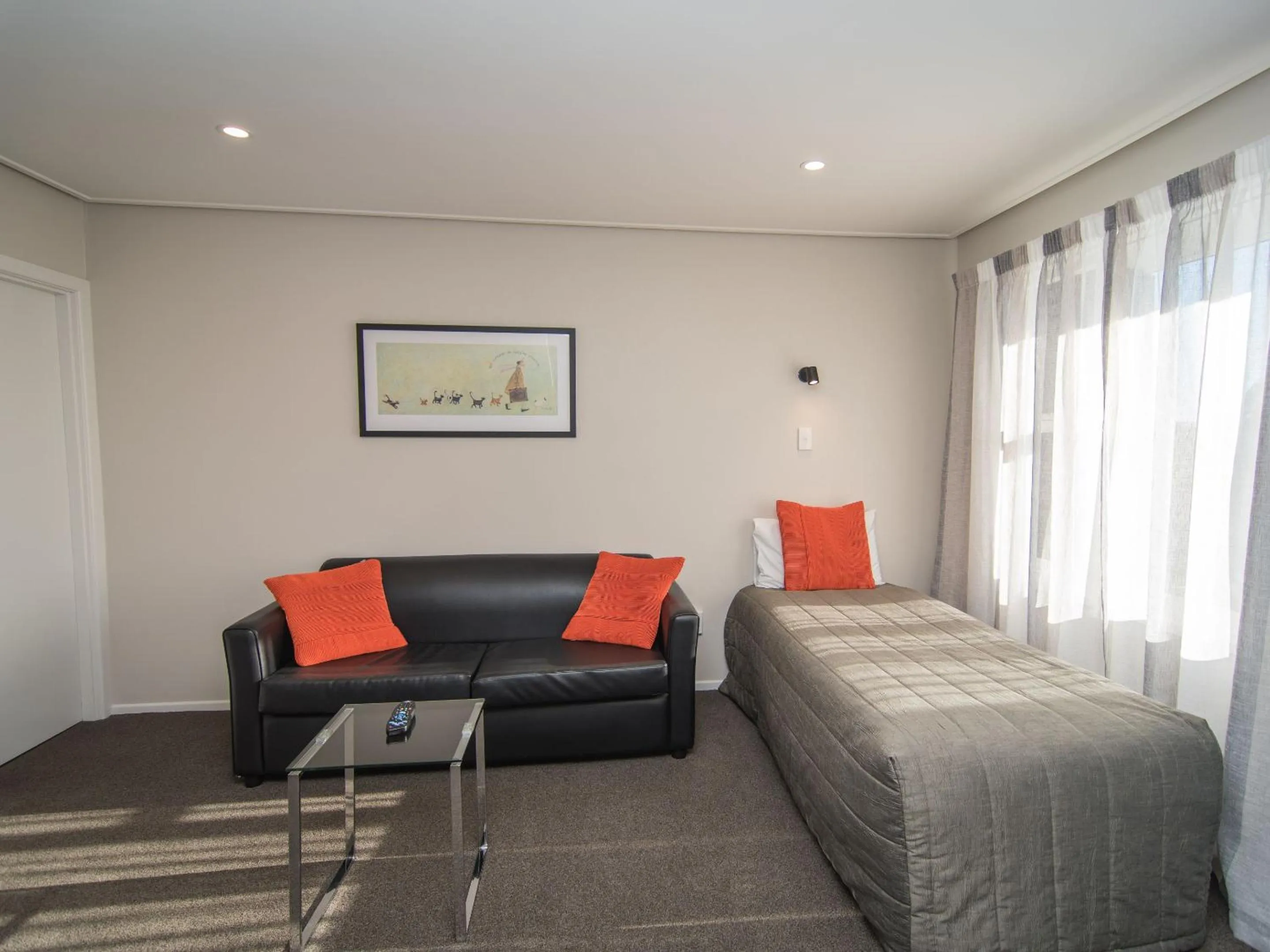 Living room, Bed in Cedar Lodge Motel