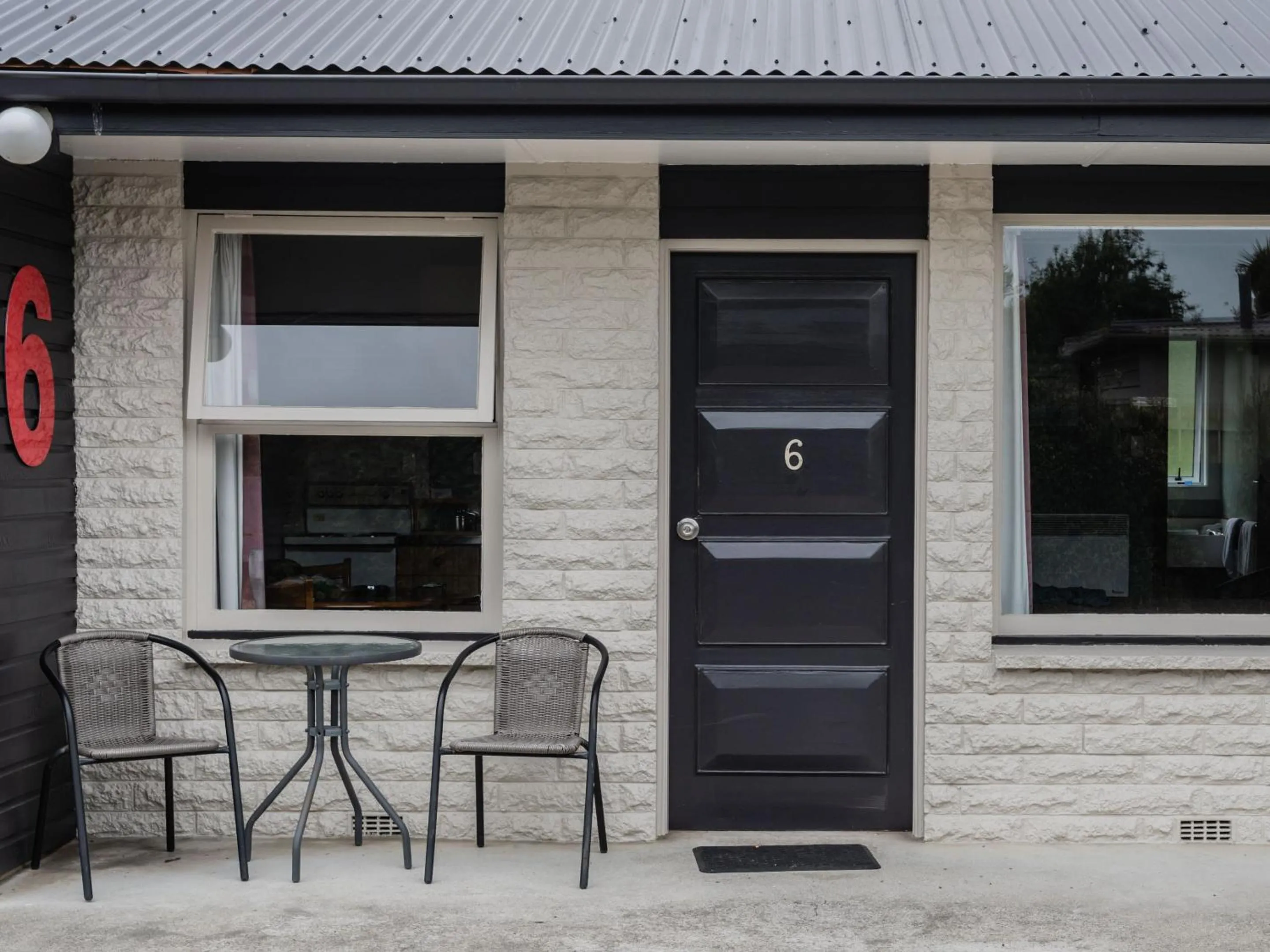 Facade/entrance in Cedar Lodge Motel
