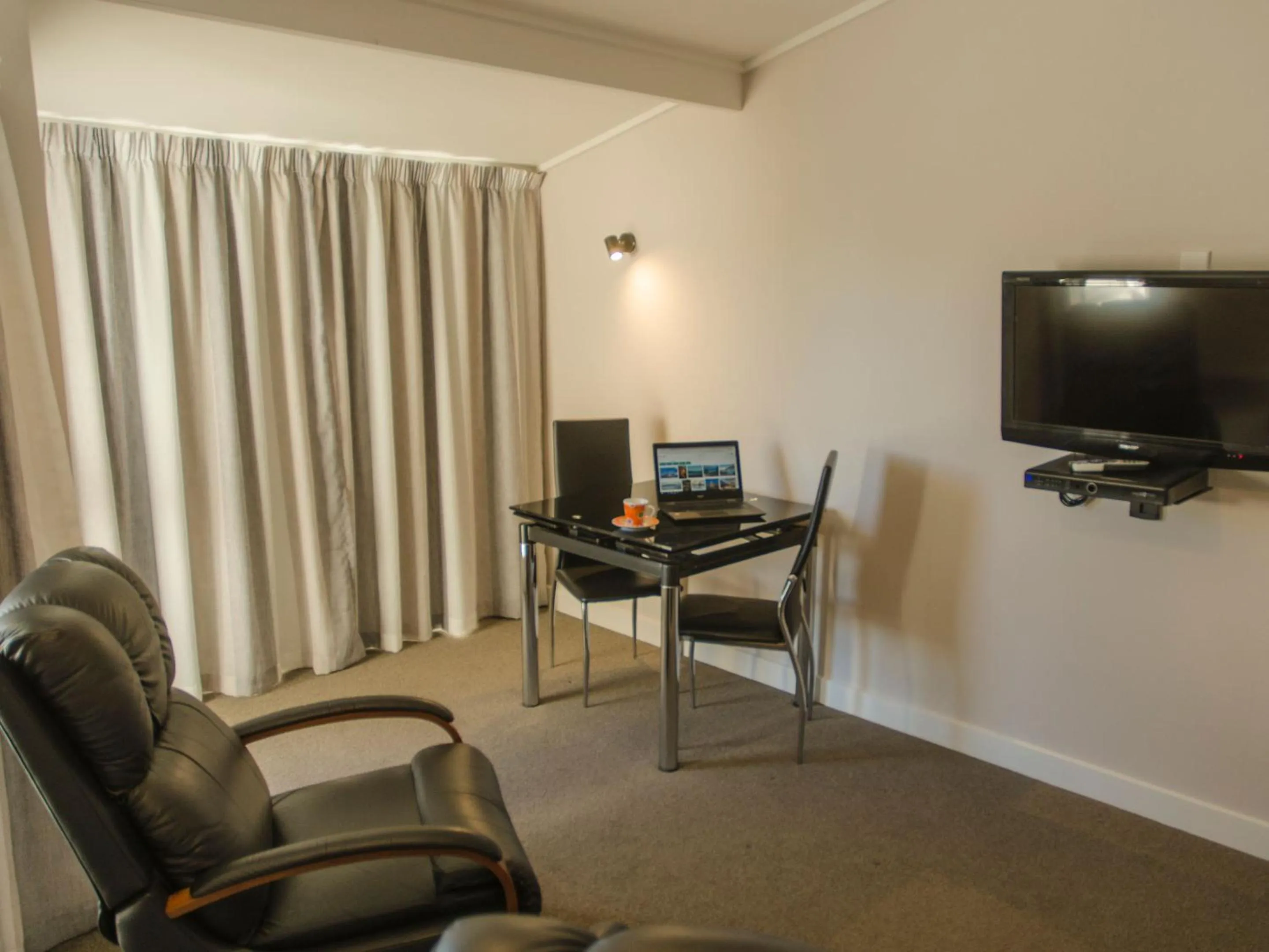 TV and multimedia in Cedar Lodge Motel