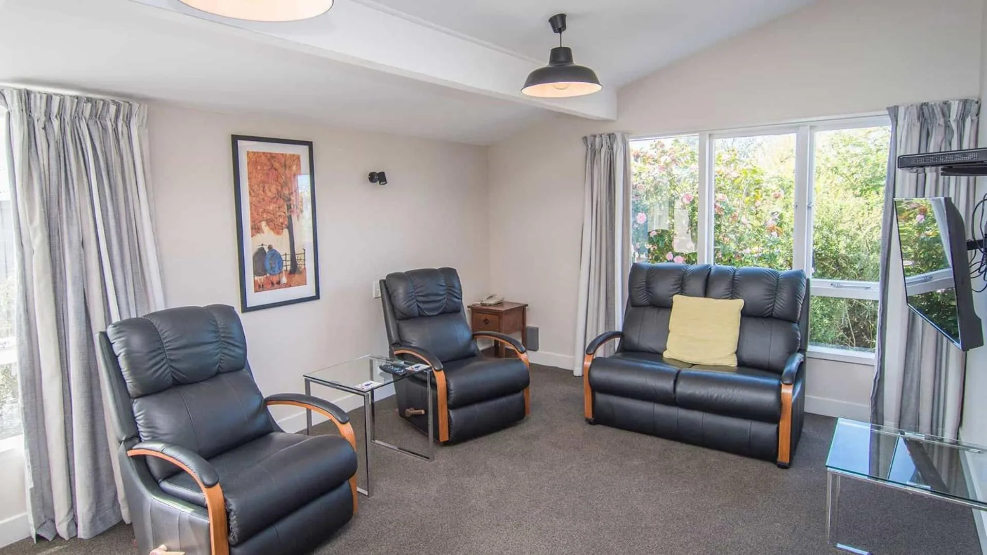 Living room in Cedar Lodge Motel