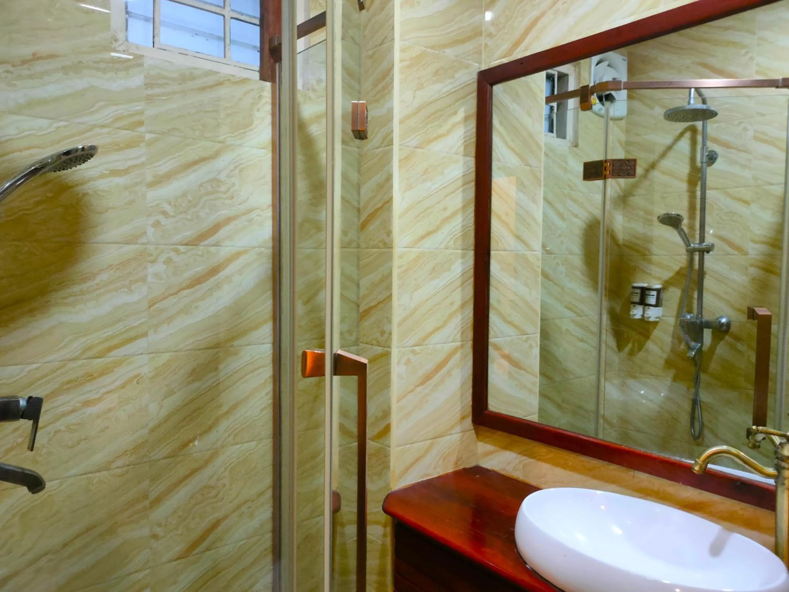 Shower in Lotus Corner - Heritage B&B