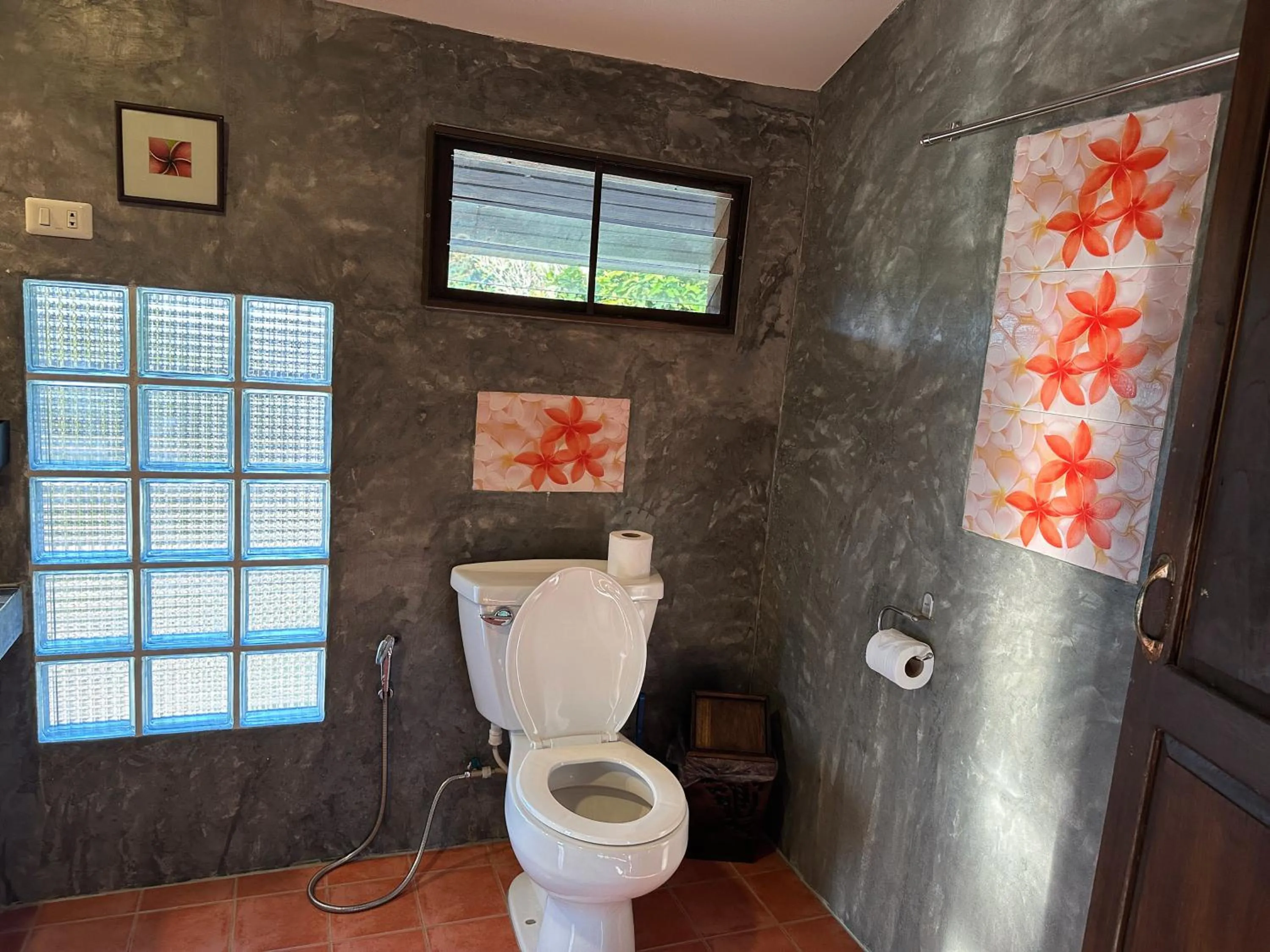 Toilet in Pairadise Hotel