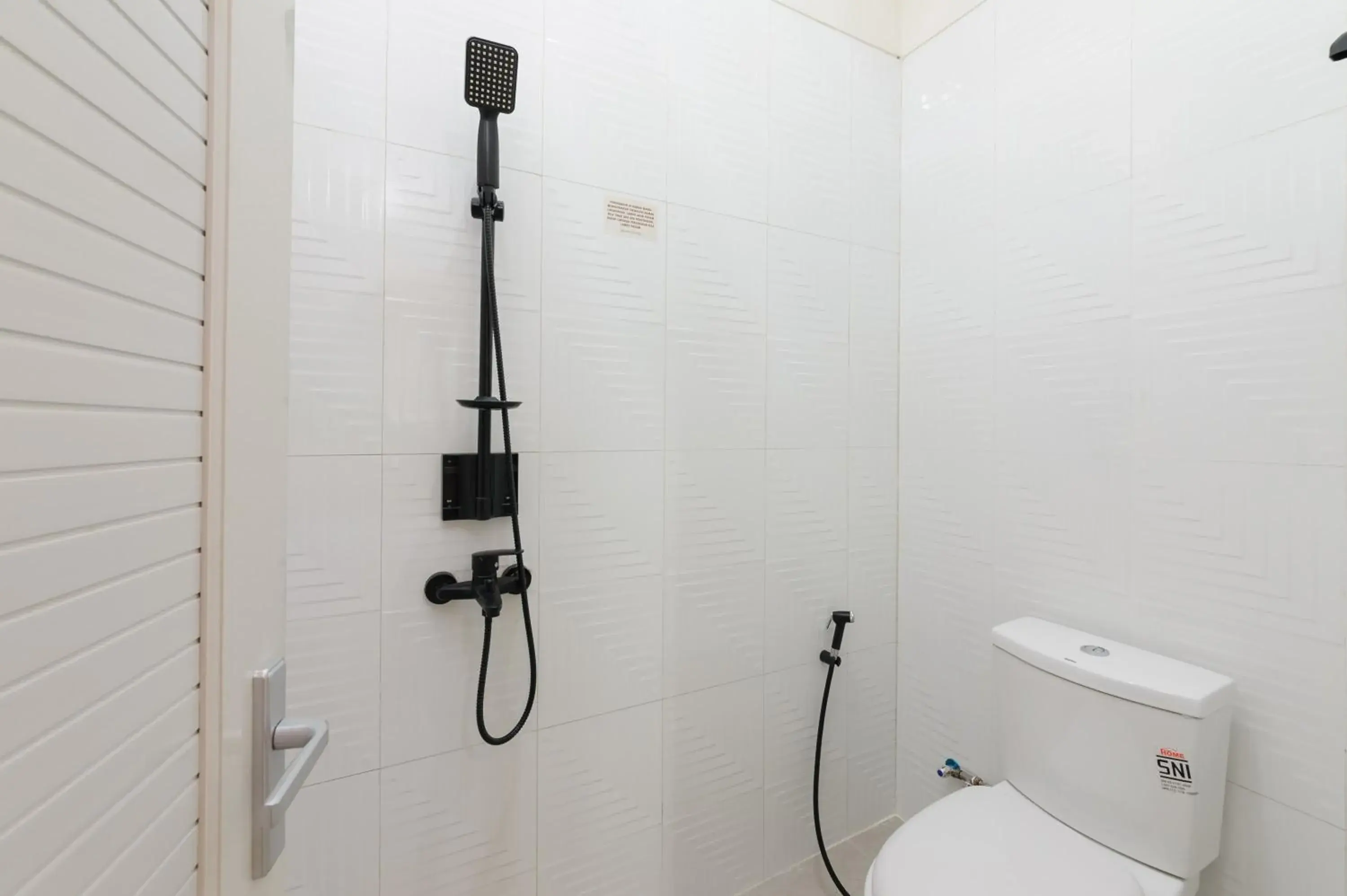 Bathroom in Urbanview Hotel Binwa Syariah Lampung by RedDoorz Bathroom in Urbanview Hotel Binwa Syariah Lampung by RedDoorz