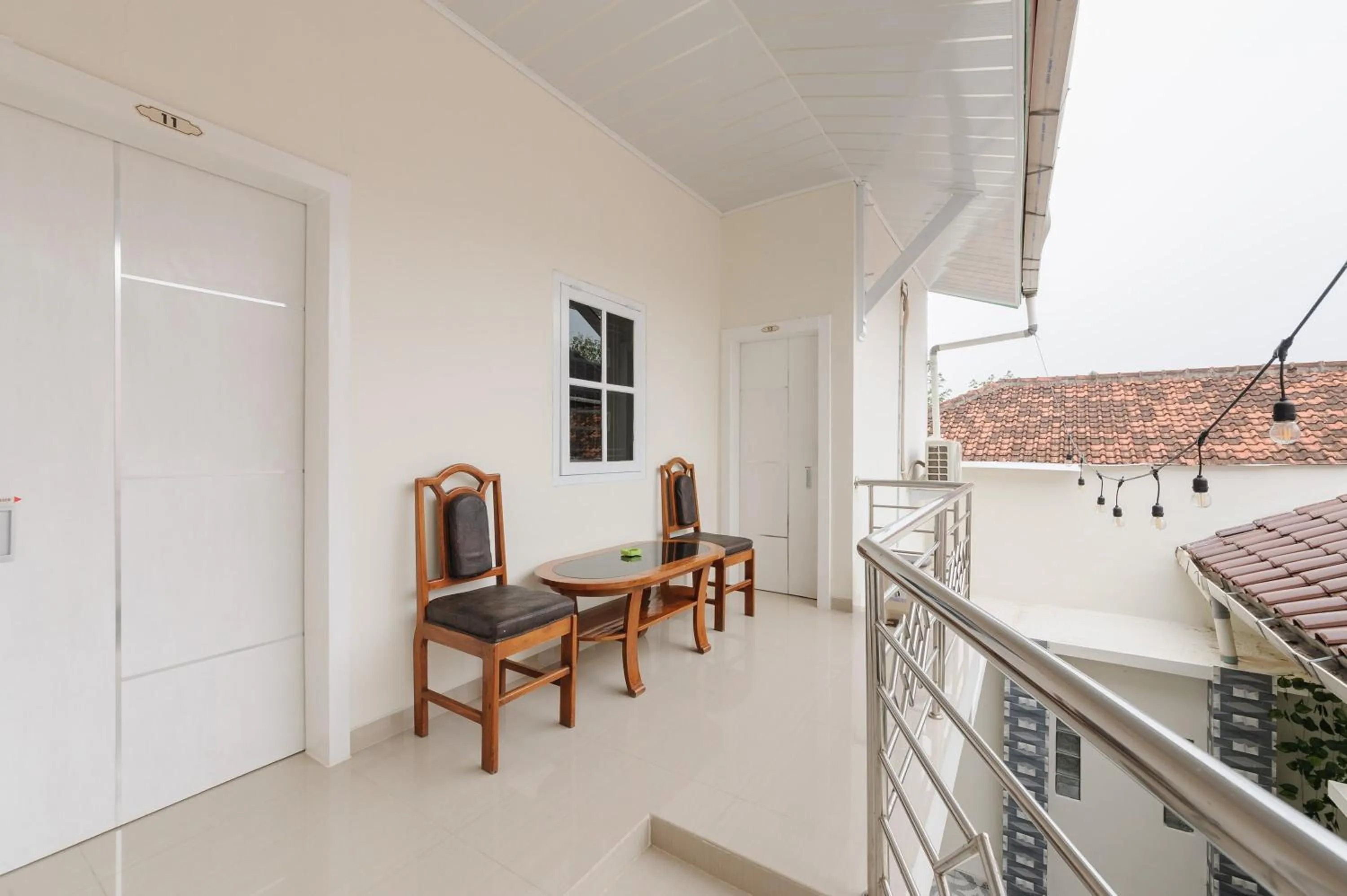 Seating area in Urbanview Hotel Binwa Syariah Lampung by RedDoorz