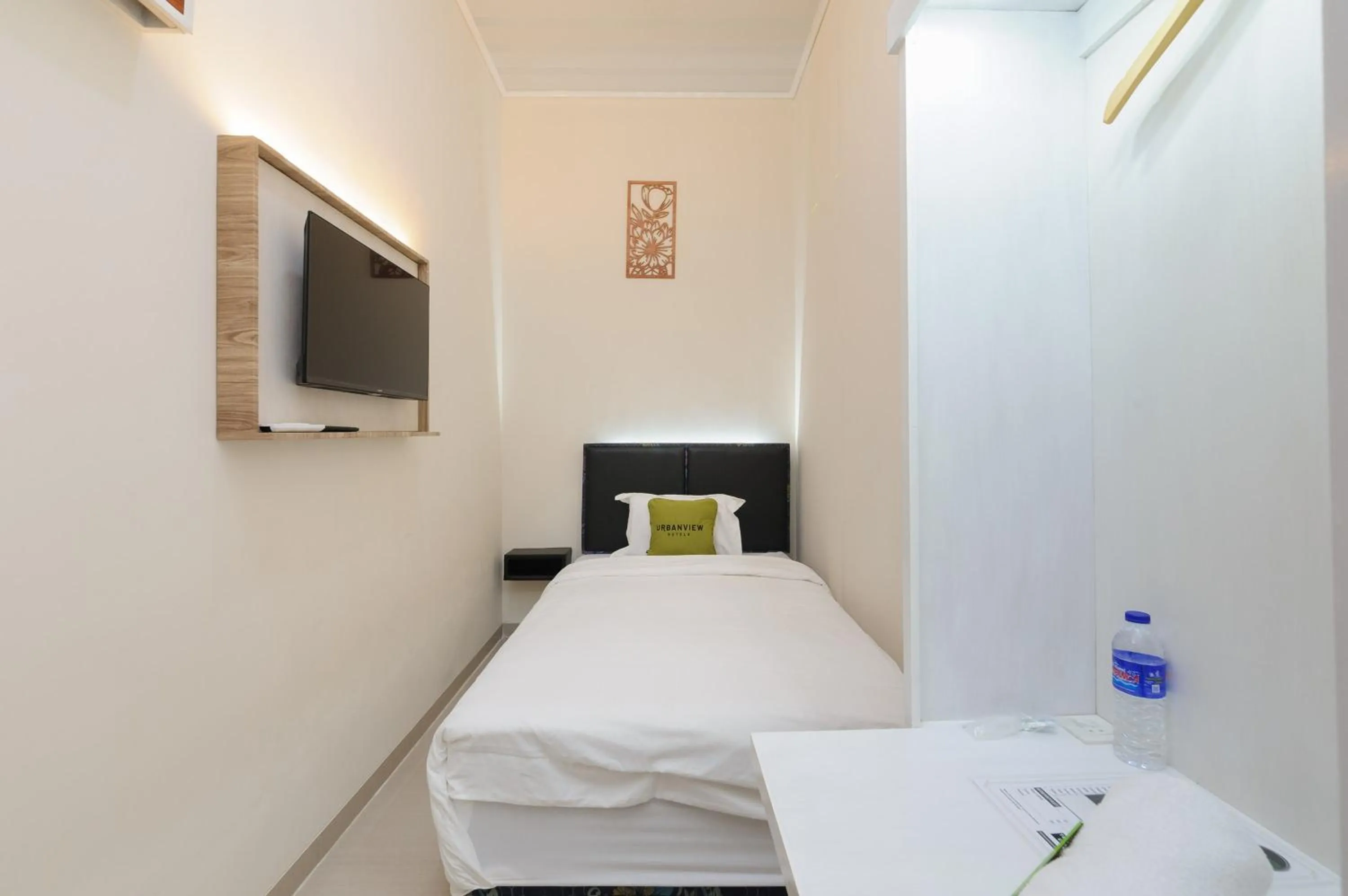 Bed in Urbanview Hotel Binwa Syariah Lampung by RedDoorz