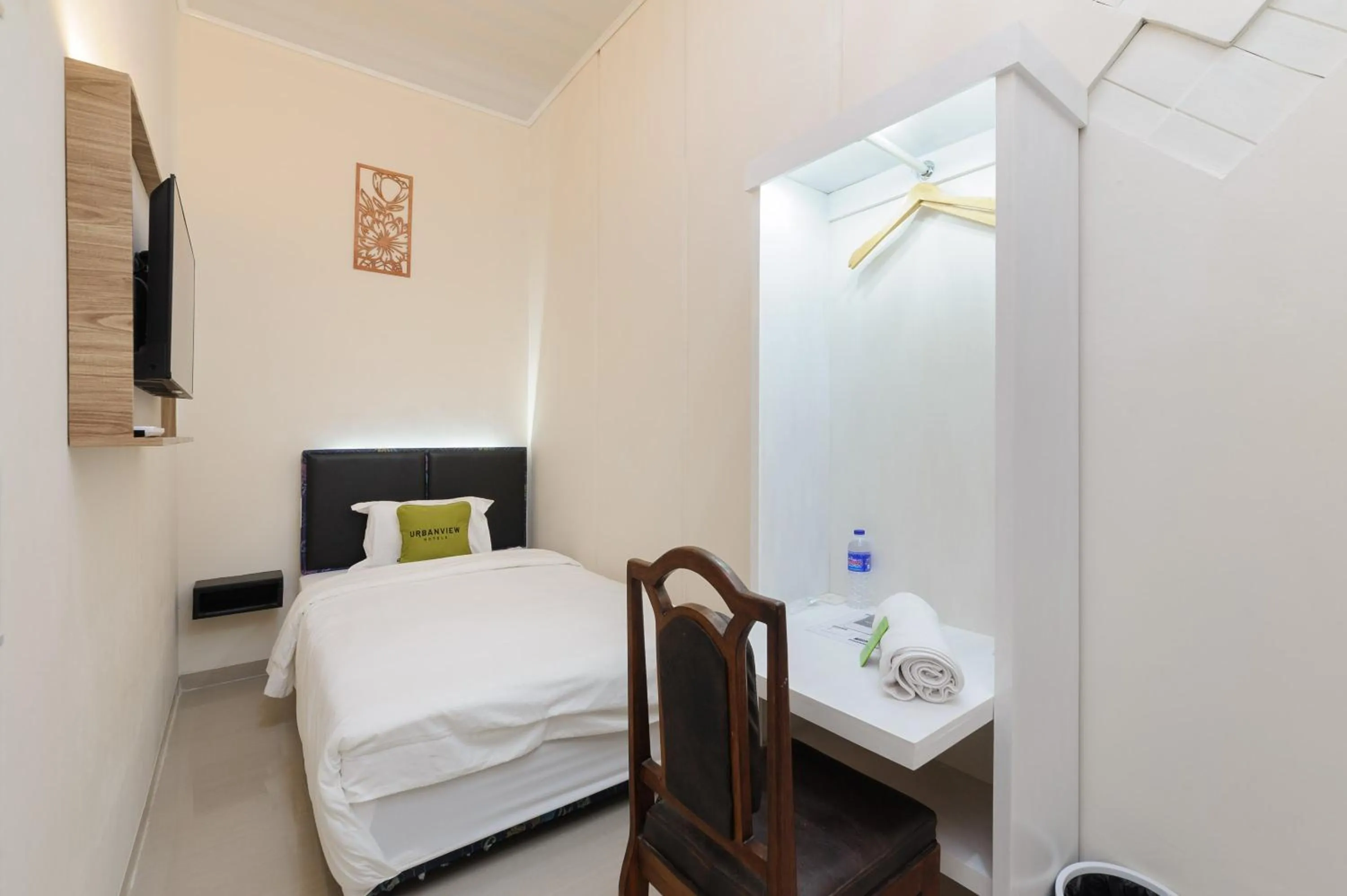 Bed in Urbanview Hotel Binwa Syariah Lampung by RedDoorz