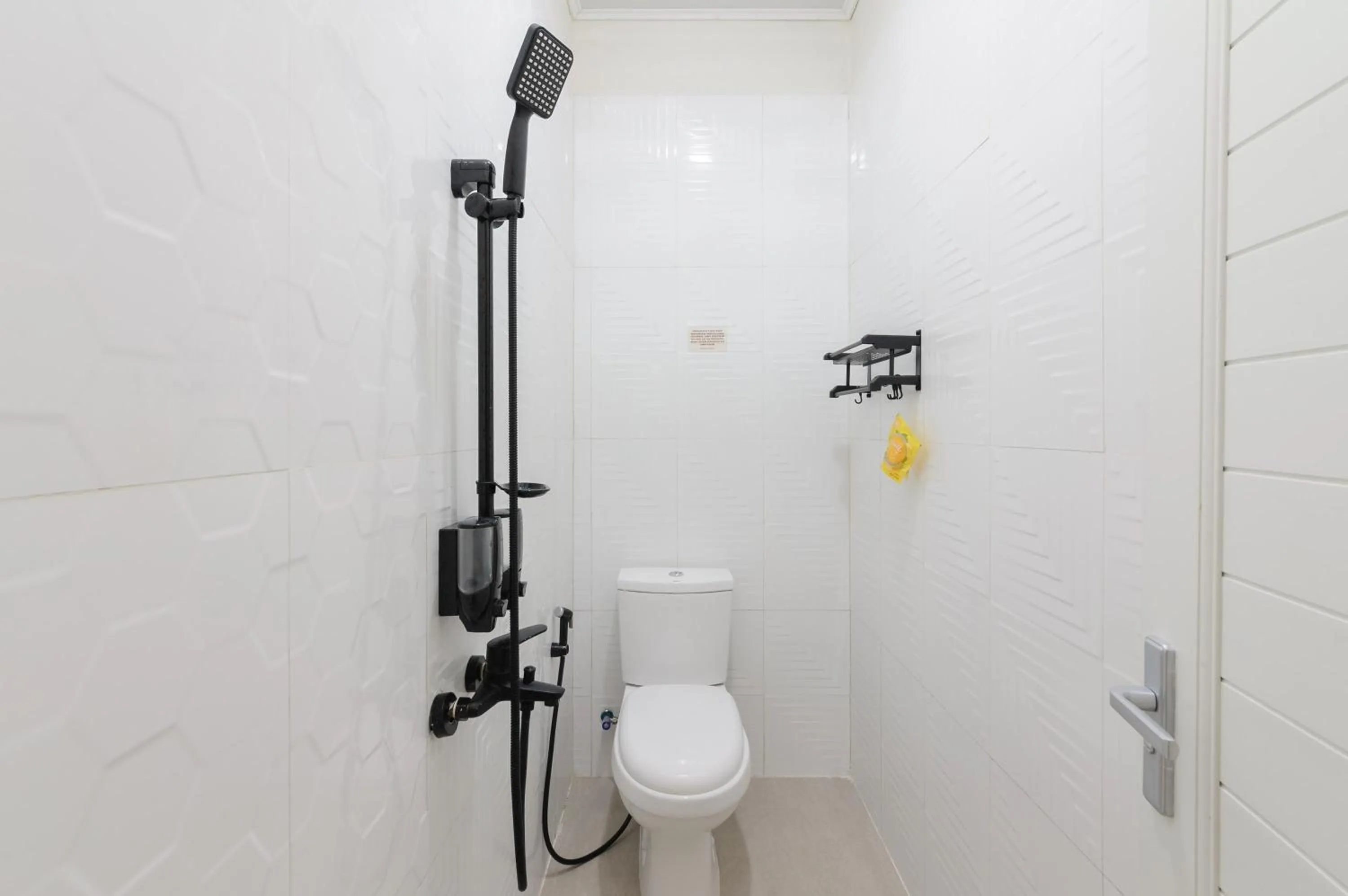 Bathroom in Urbanview Hotel Binwa Syariah Lampung by RedDoorz