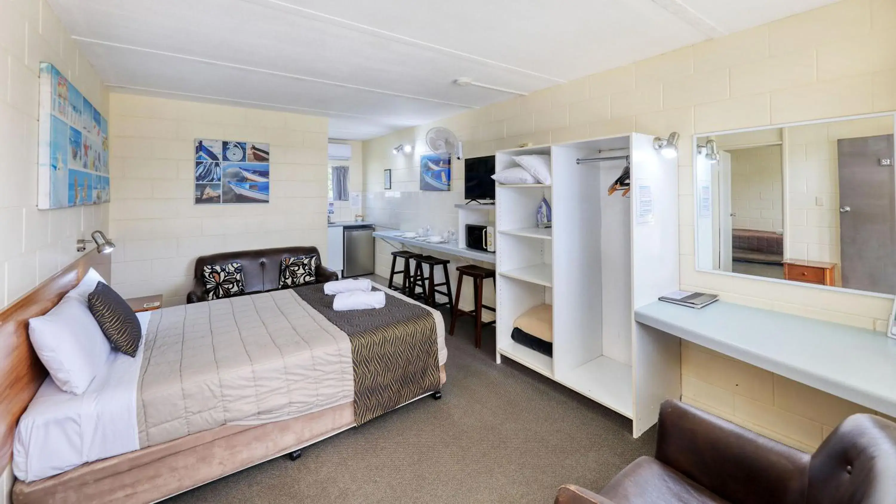 Family Room With a Queen and 3 Single Beds in Waterview Motel Maclean Family Room With a Queen and 3 Single Beds in Waterview Motel Maclean