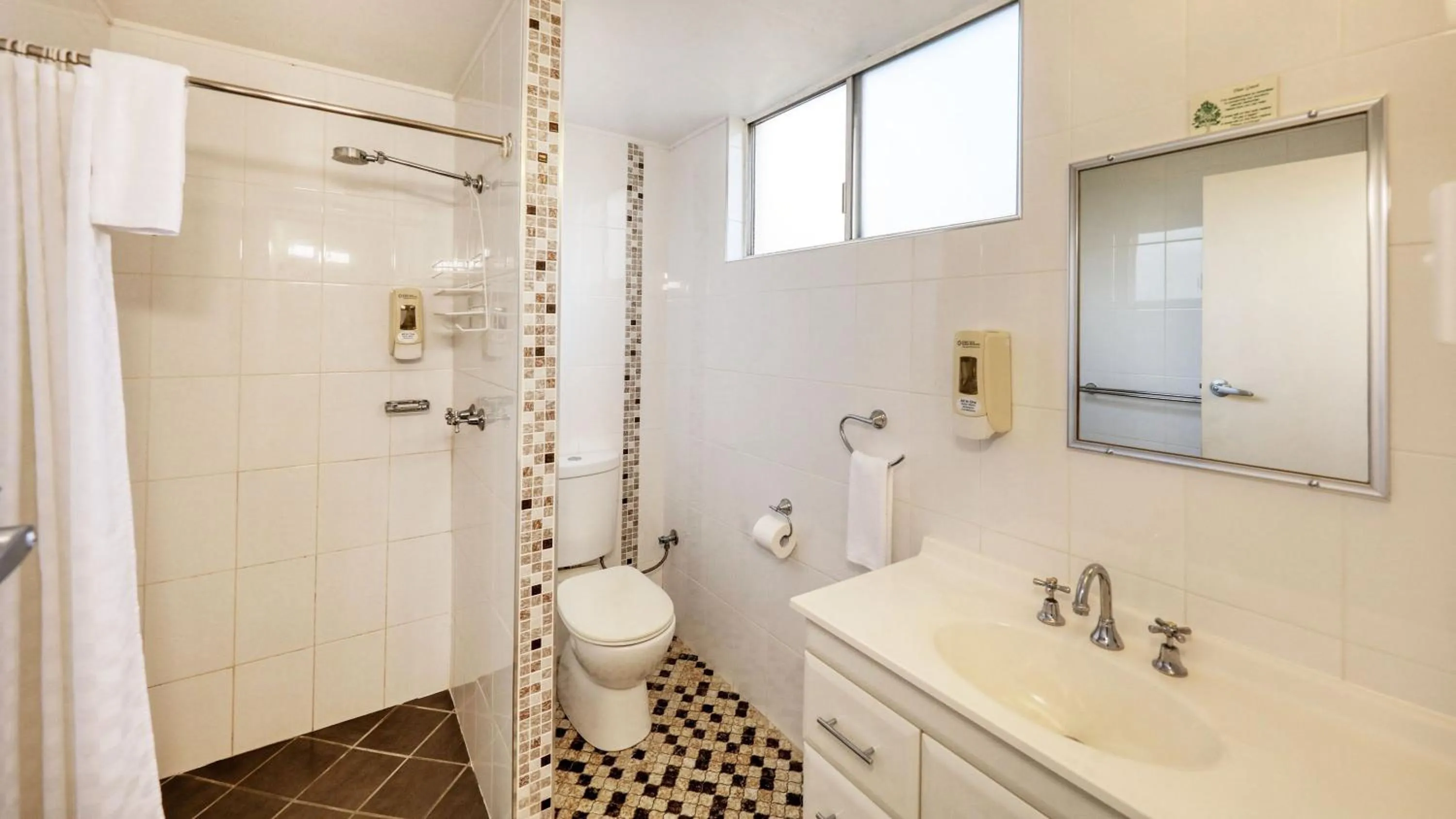 Bathroom in Waterview Motel Maclean