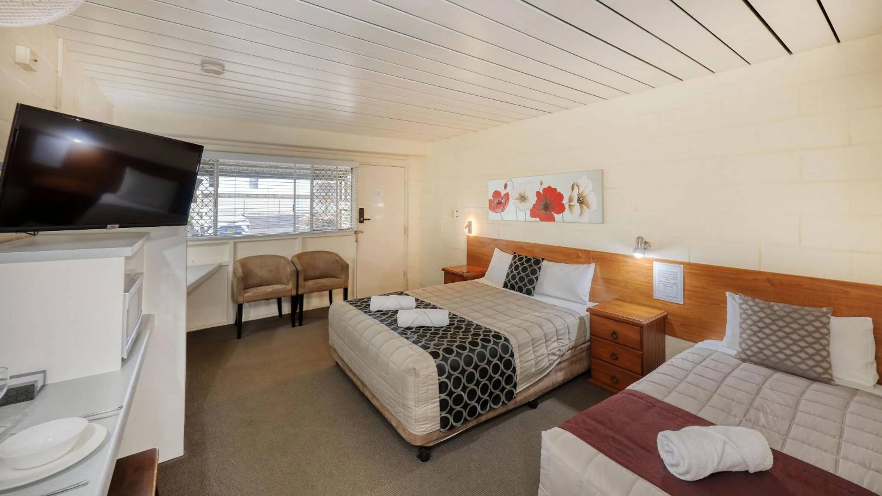 TV and multimedia, Bed in Waterview Motel Maclean