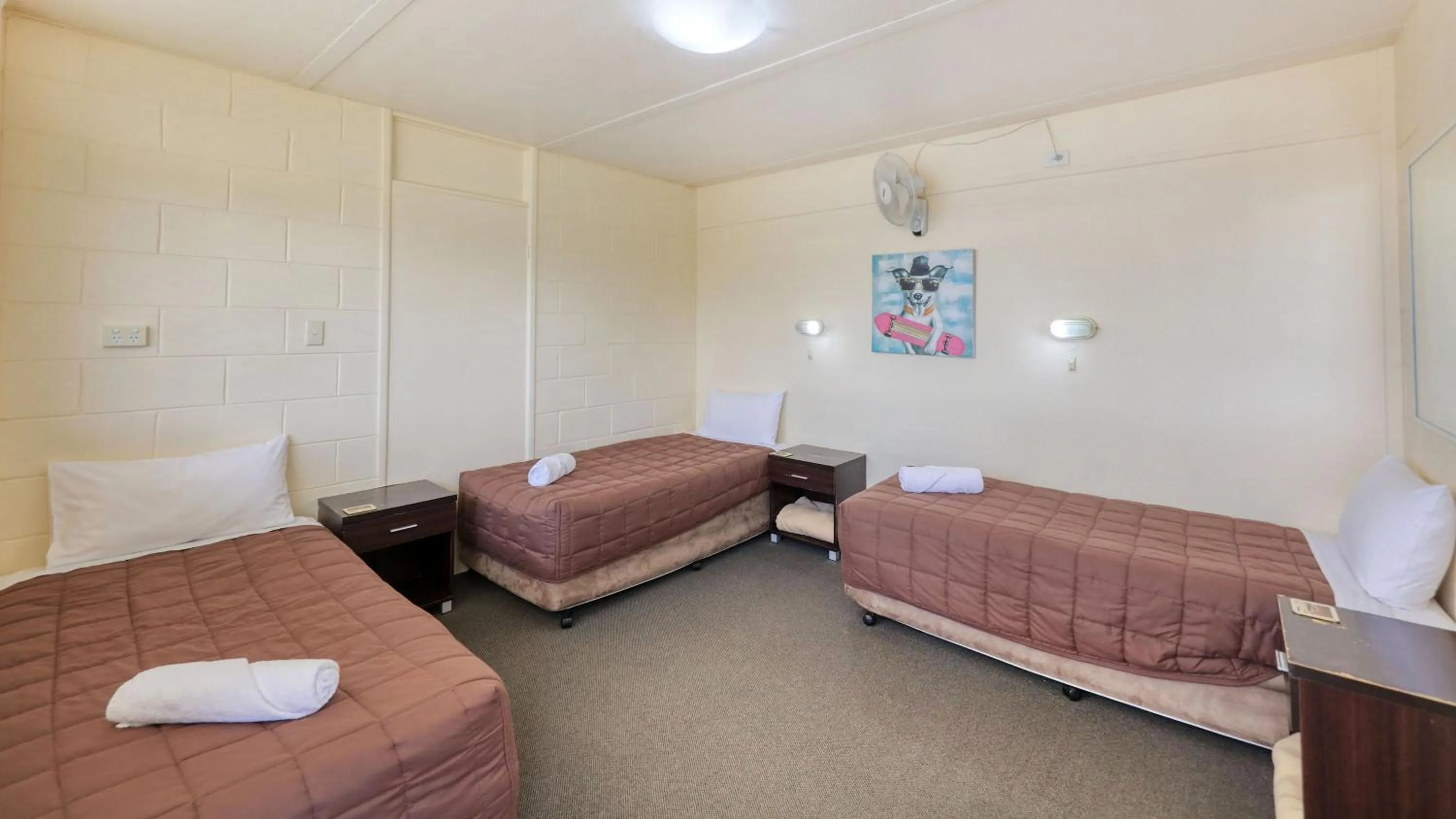 towels, Bed in Waterview Motel Maclean