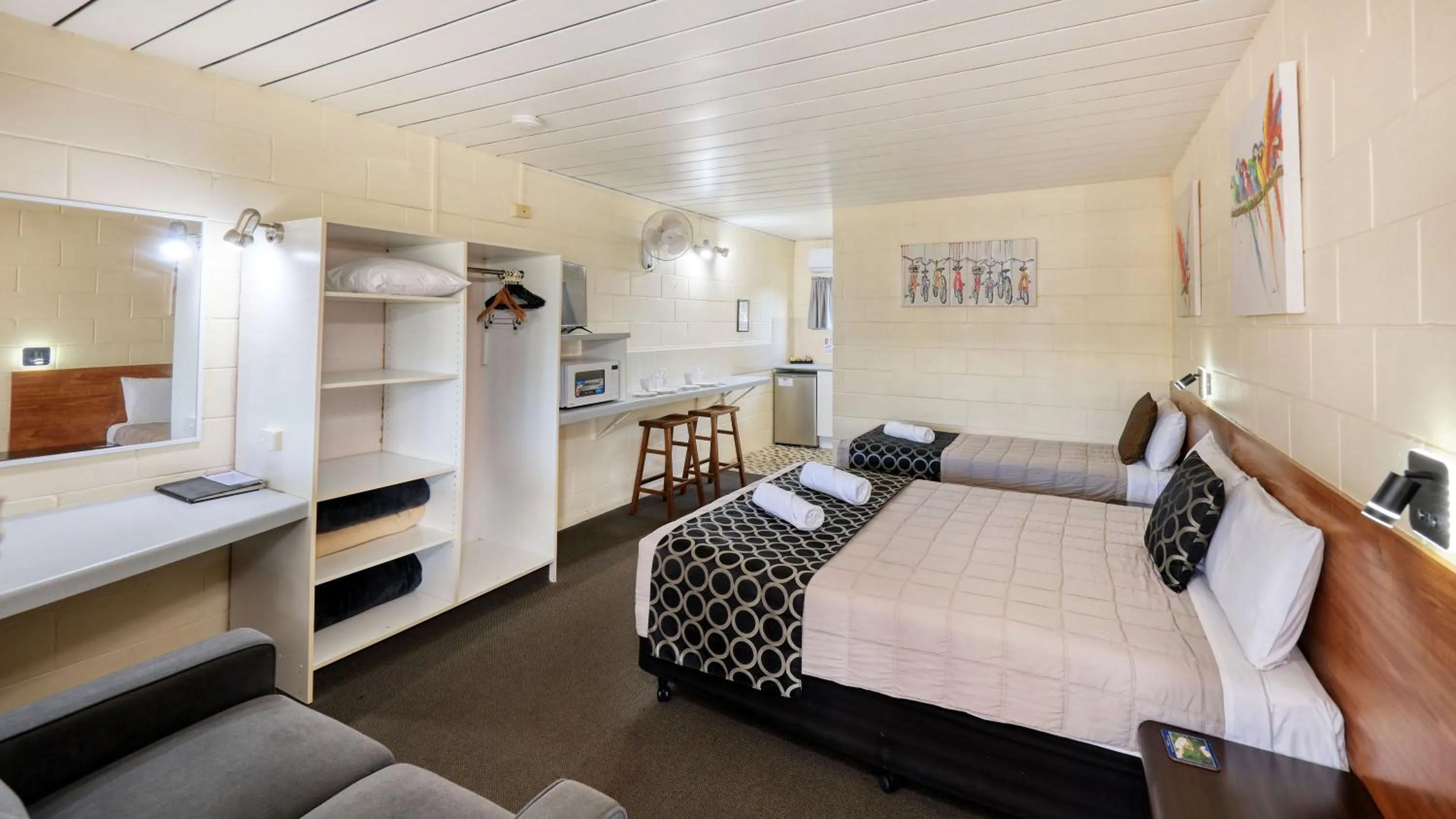 microwave, Bed in Waterview Motel Maclean