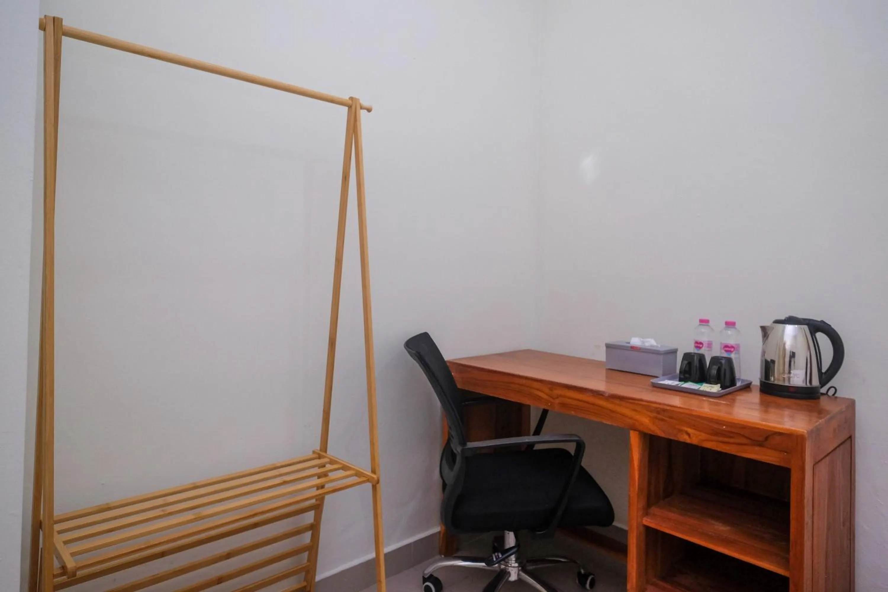 Coffee/tea facilities in Urbanview Syariah Kadarman Home Laweyan by RedDoorz