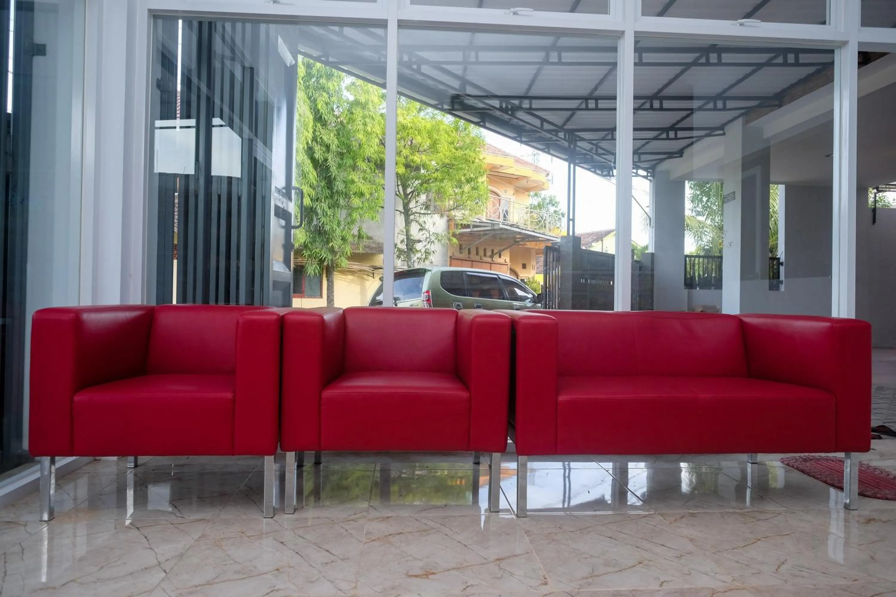 Seating area in RedDoorz Syariah near Transmart Pabelan Solo