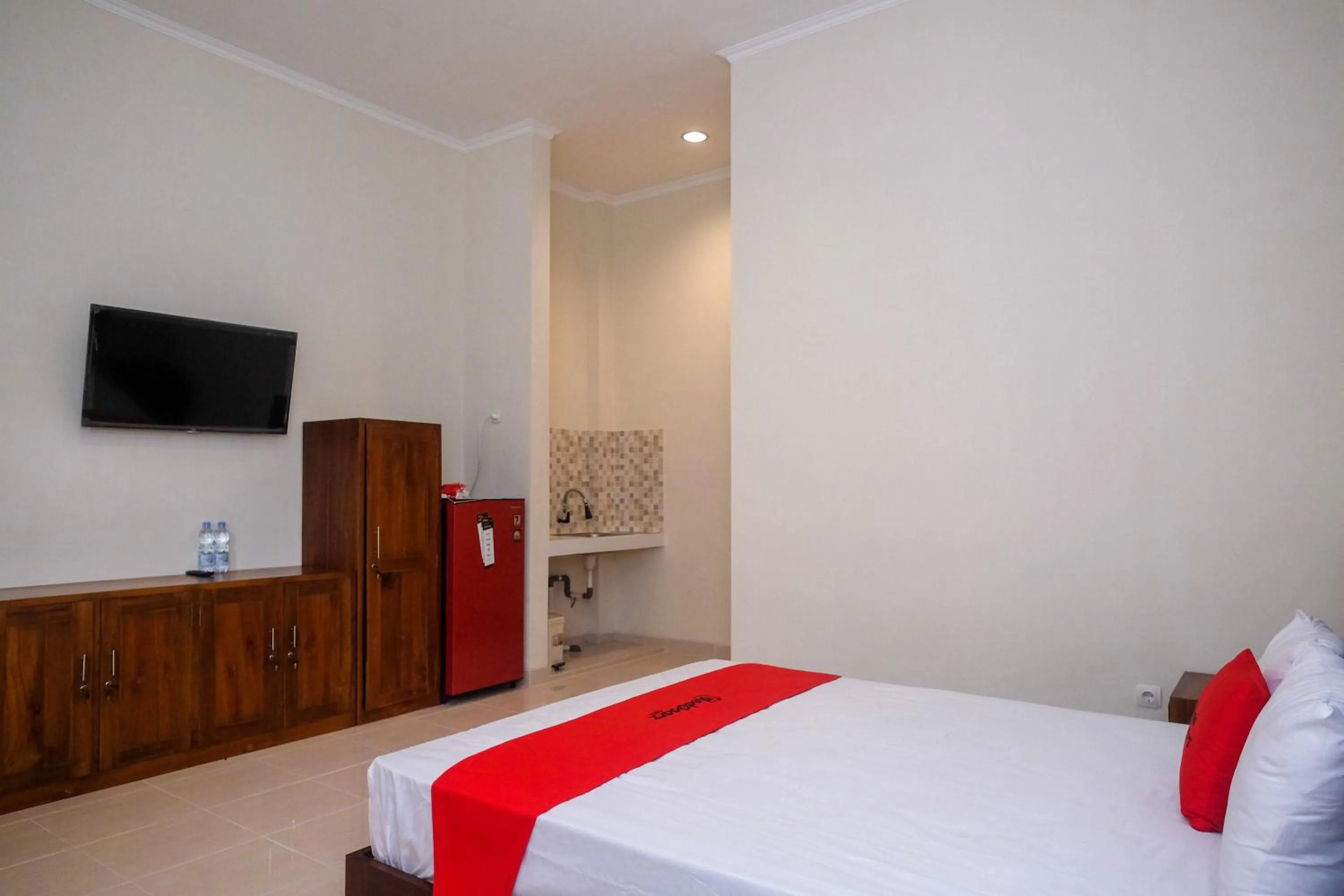 Bed in RedDoorz Syariah near Transmart Pabelan Solo