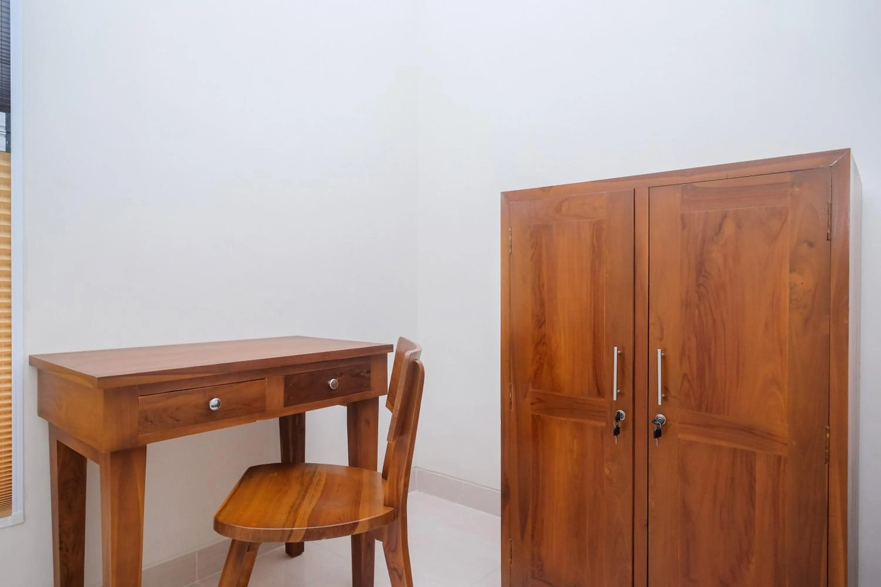 wardrobe in RedDoorz Syariah near Transmart Pabelan Solo