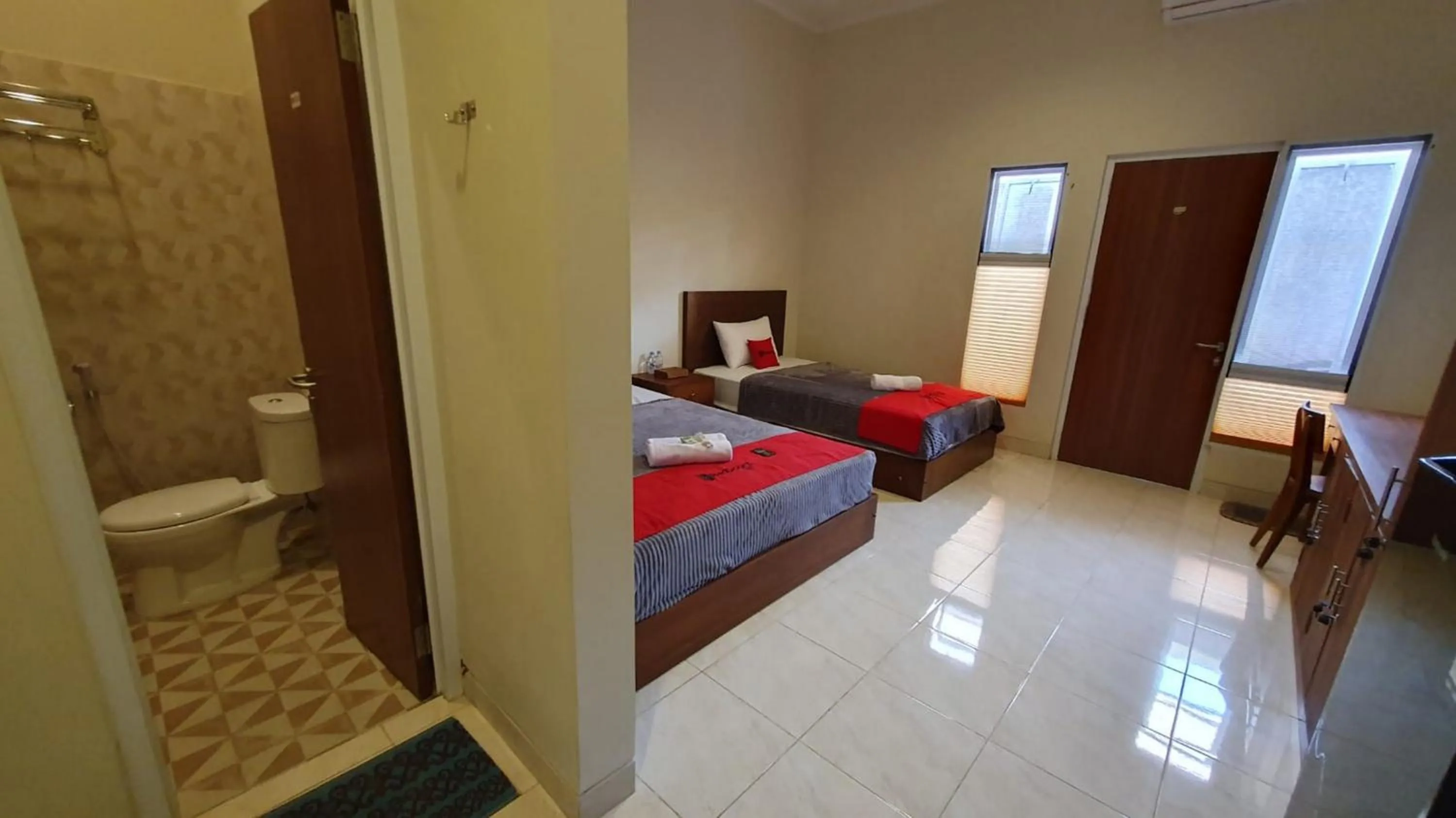Bedroom, Bed in RedDoorz Syariah near Transmart Pabelan Solo