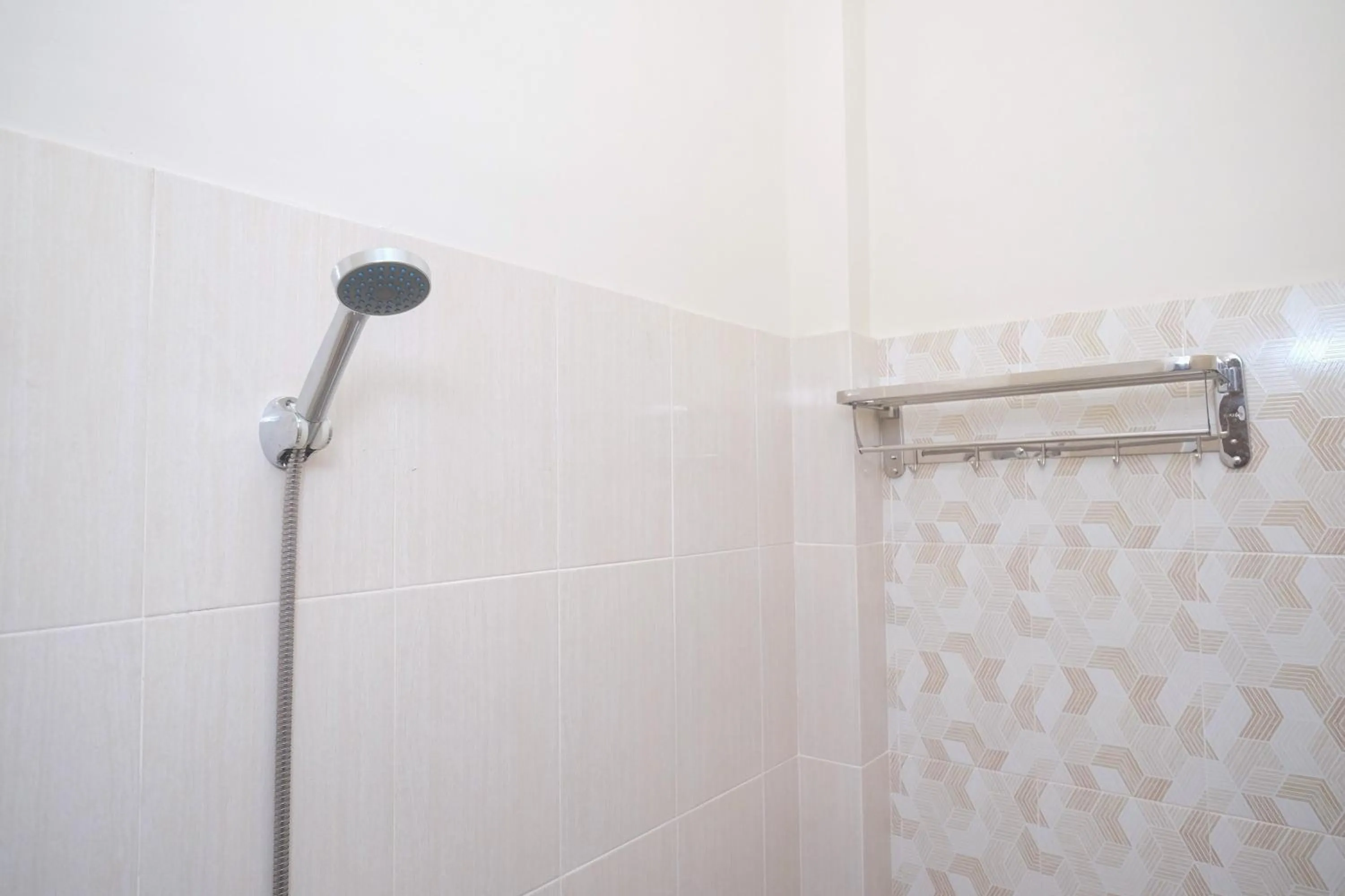Shower in RedDoorz Syariah near Transmart Pabelan Solo