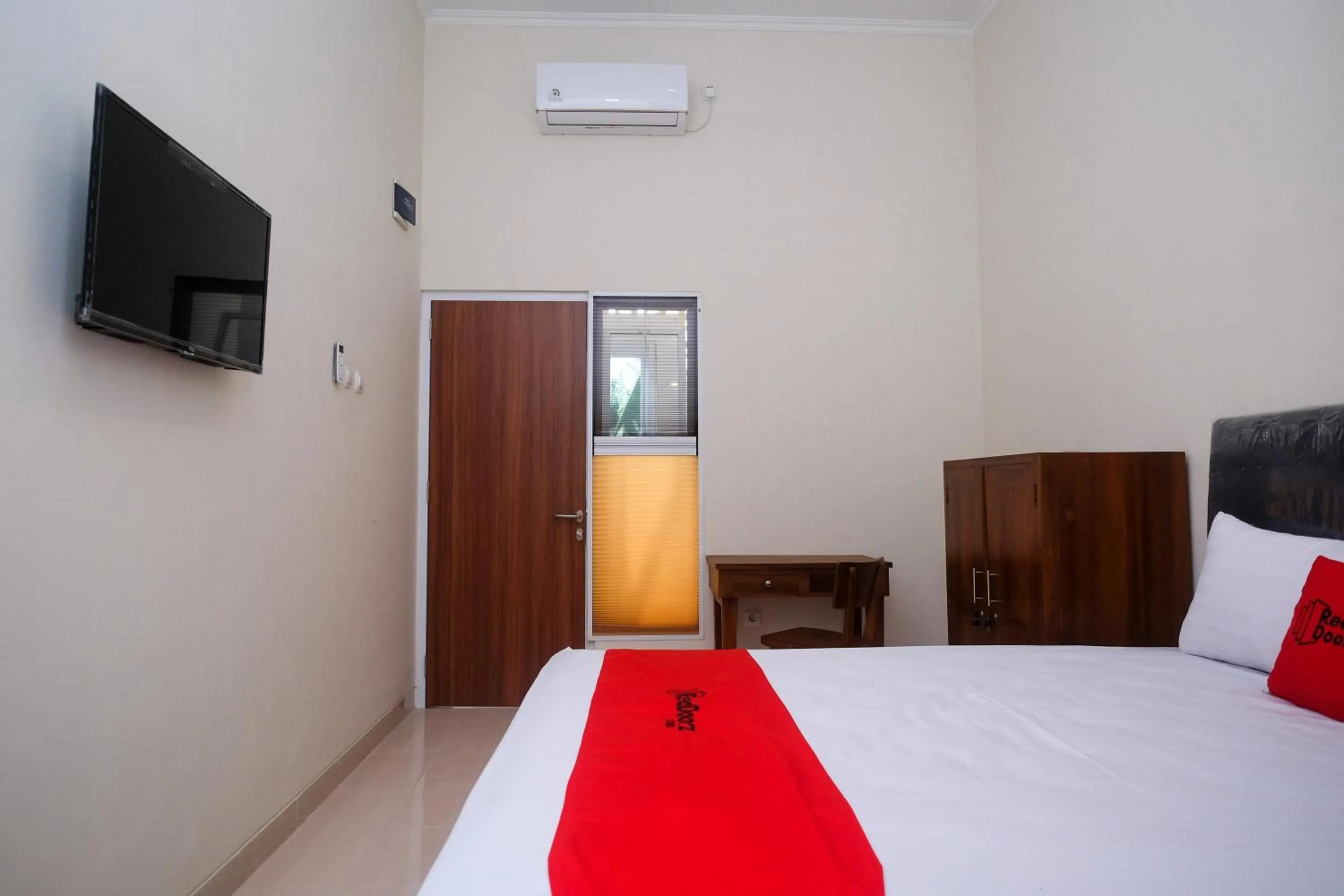 Bed in RedDoorz Syariah near Transmart Pabelan Solo