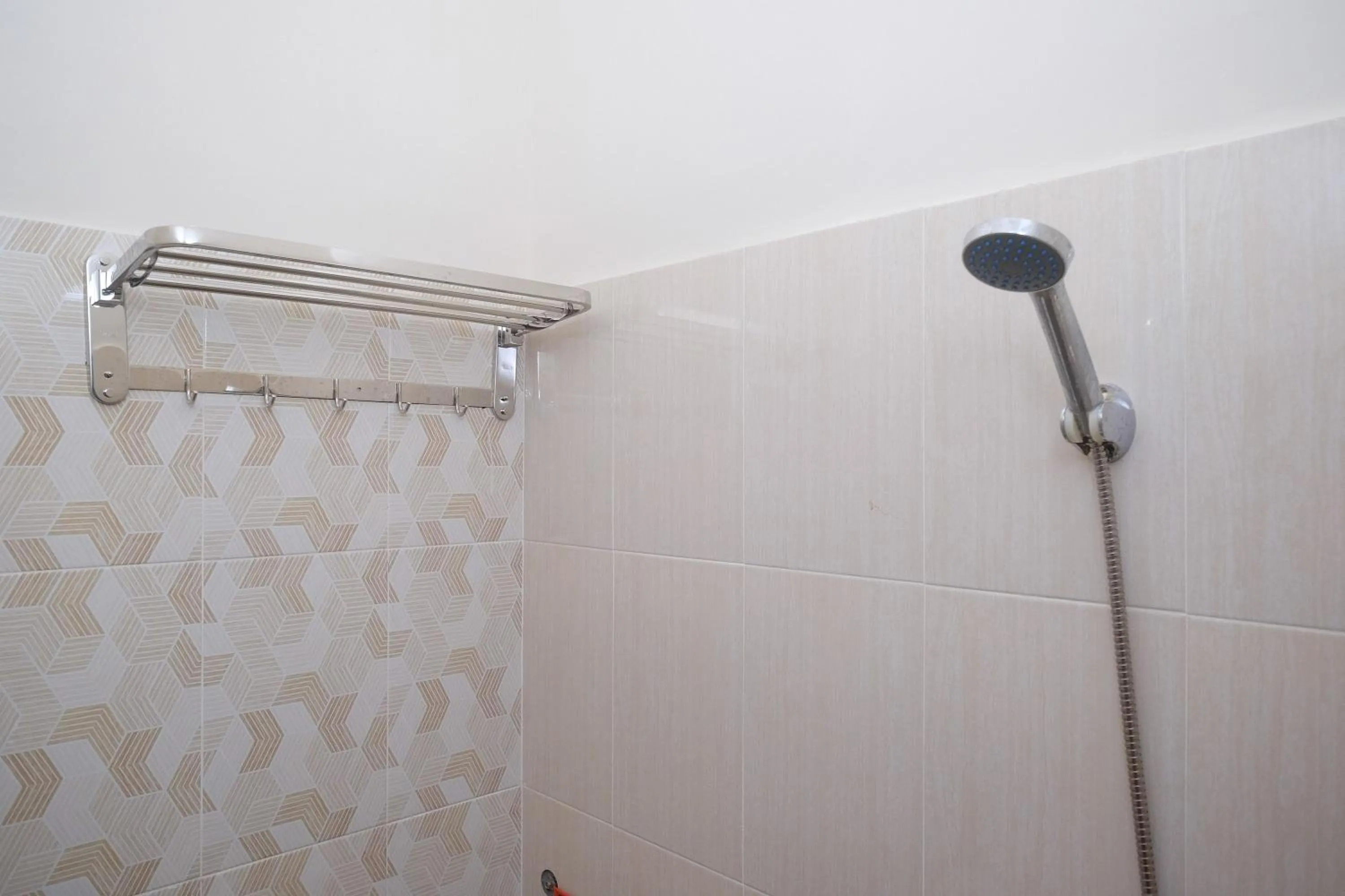 Shower in RedDoorz Syariah near Transmart Pabelan Solo
