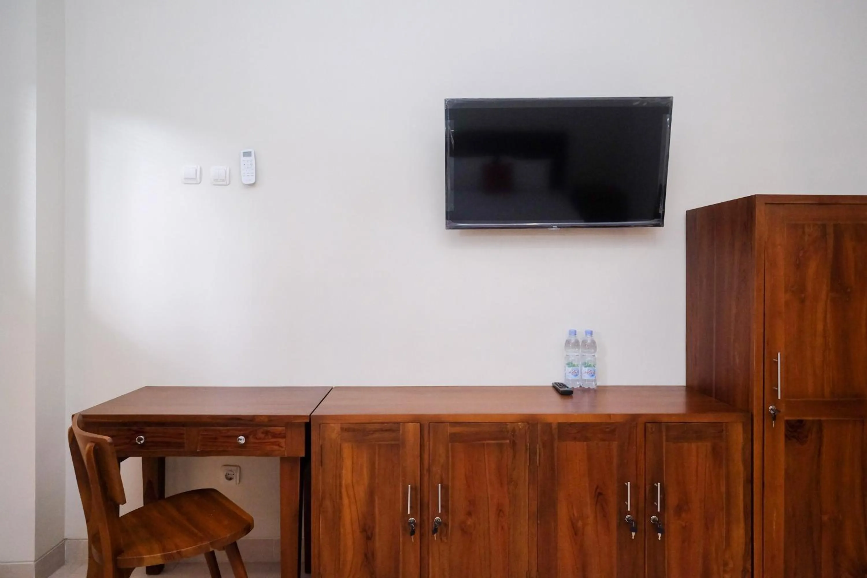 TV and multimedia in RedDoorz Syariah near Transmart Pabelan Solo