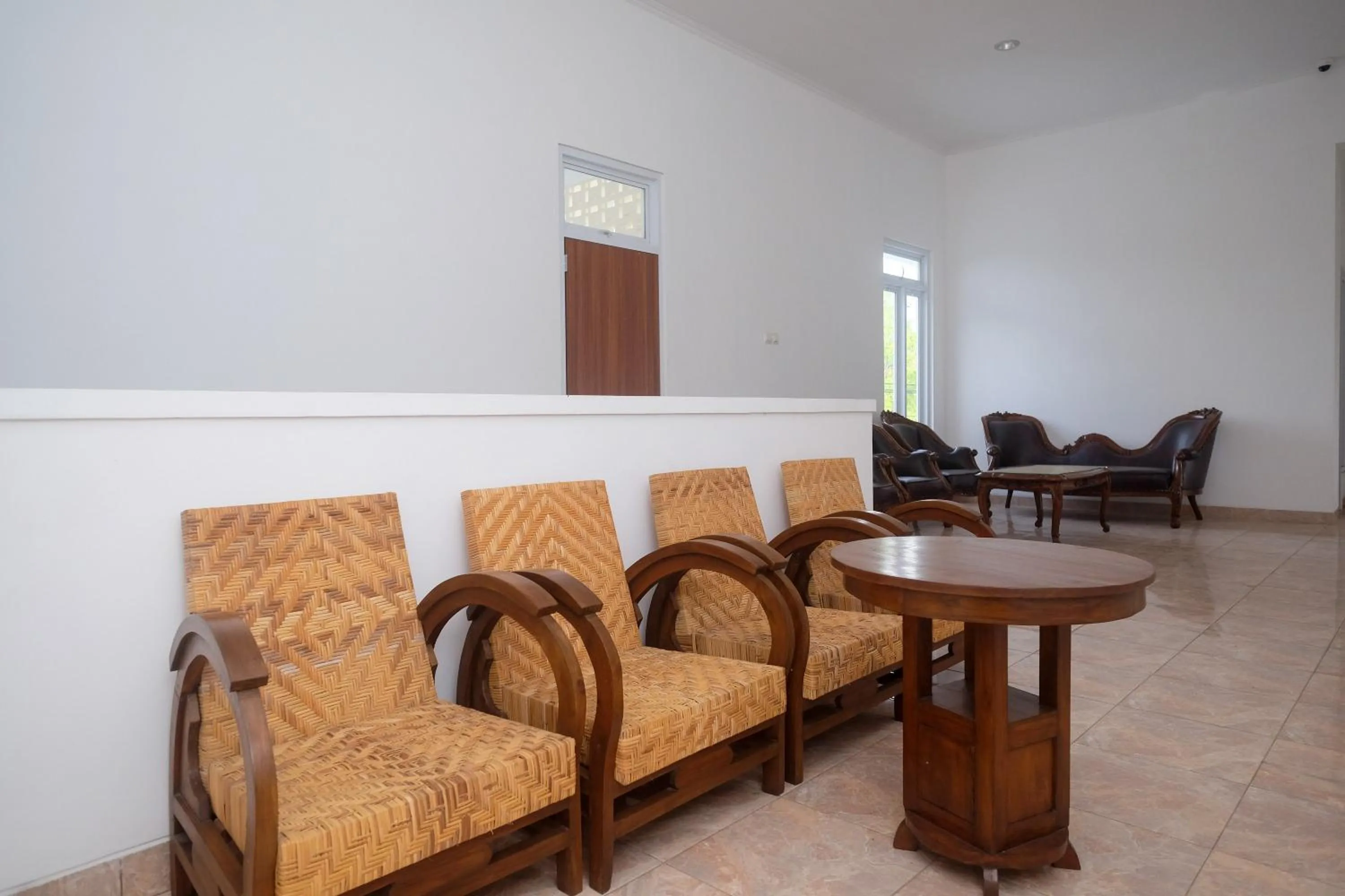 Seating area in RedDoorz Syariah near Transmart Pabelan Solo