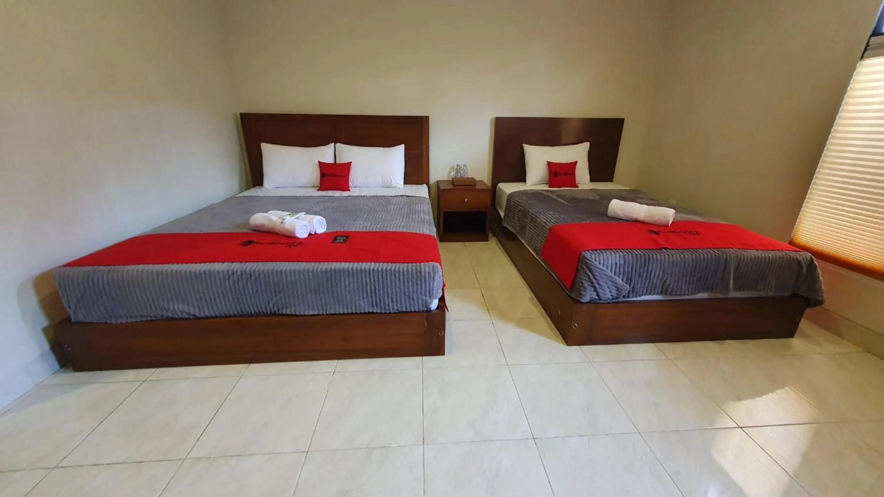 Bedroom, Bed in RedDoorz Syariah near Transmart Pabelan Solo