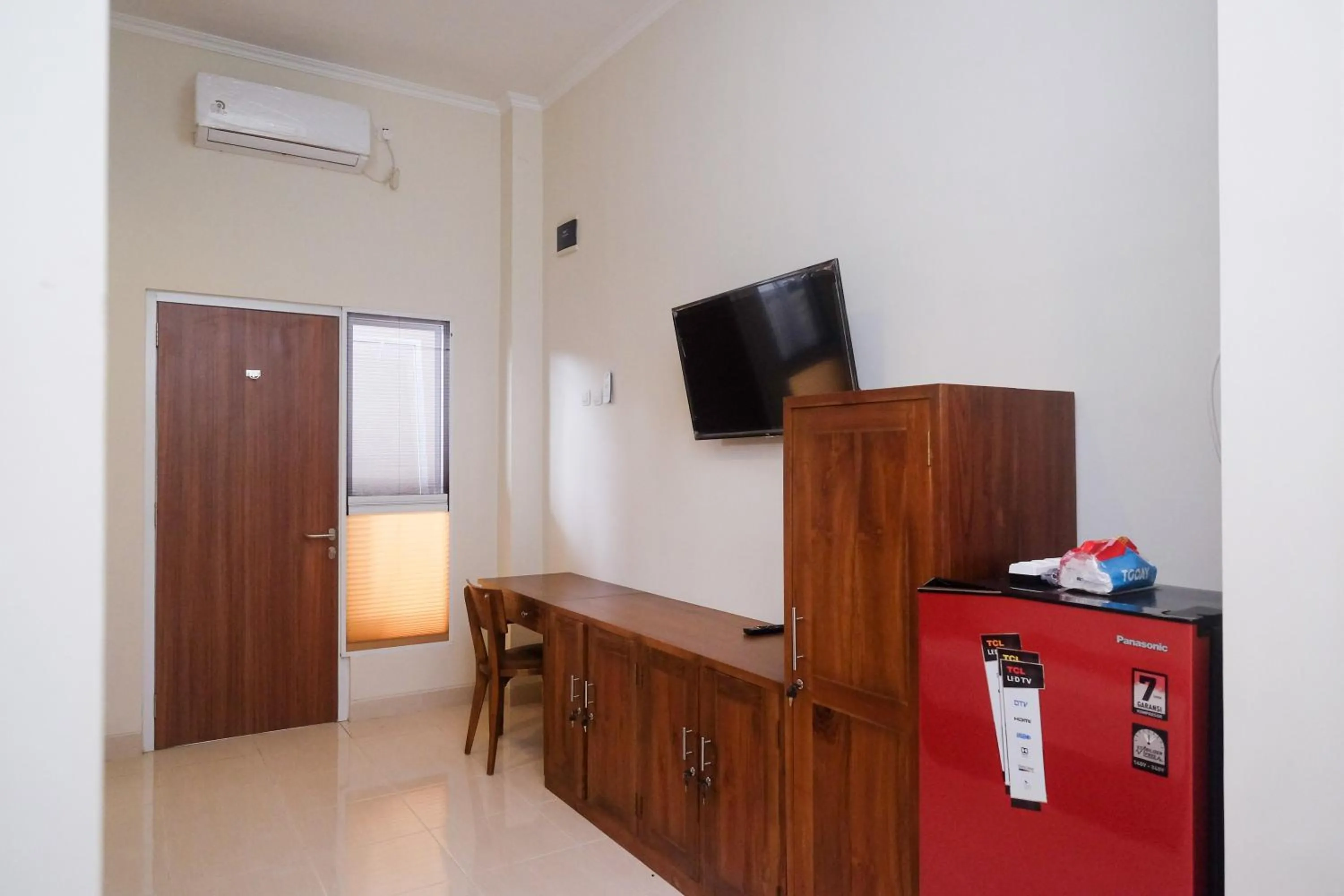 TV and multimedia in RedDoorz Syariah near Transmart Pabelan Solo
