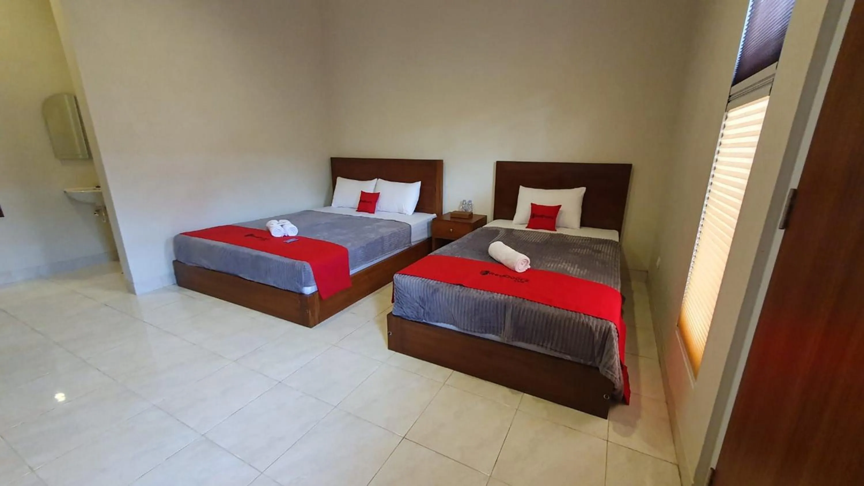 Bedroom, Bed in RedDoorz Syariah near Transmart Pabelan Solo