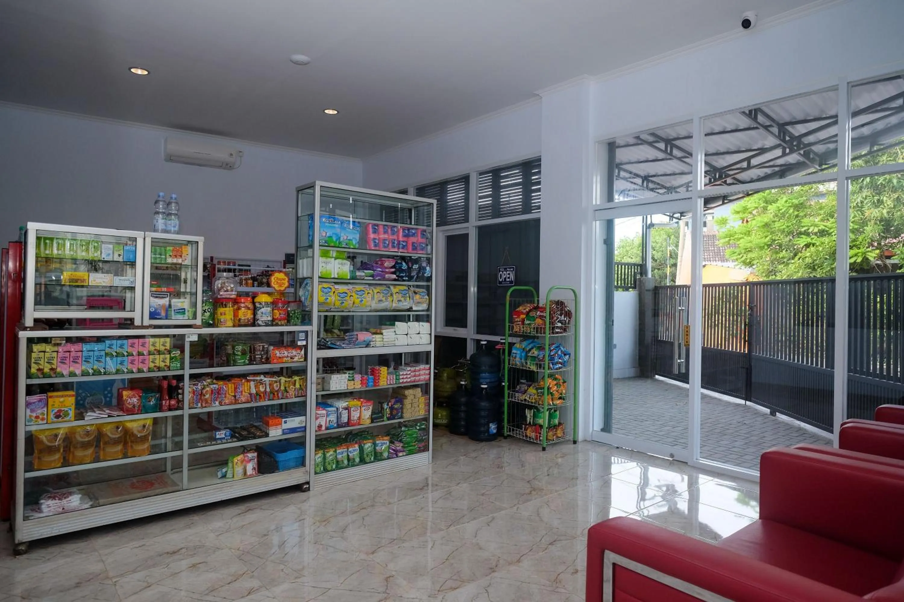 Supermarket/grocery shop in RedDoorz Syariah near Transmart Pabelan Solo