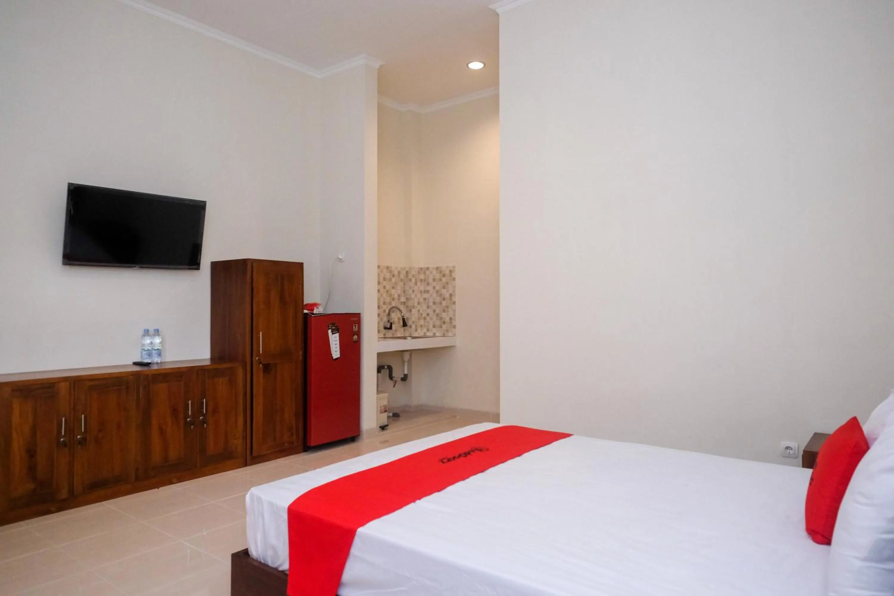 Bed in RedDoorz Syariah near Transmart Pabelan Solo