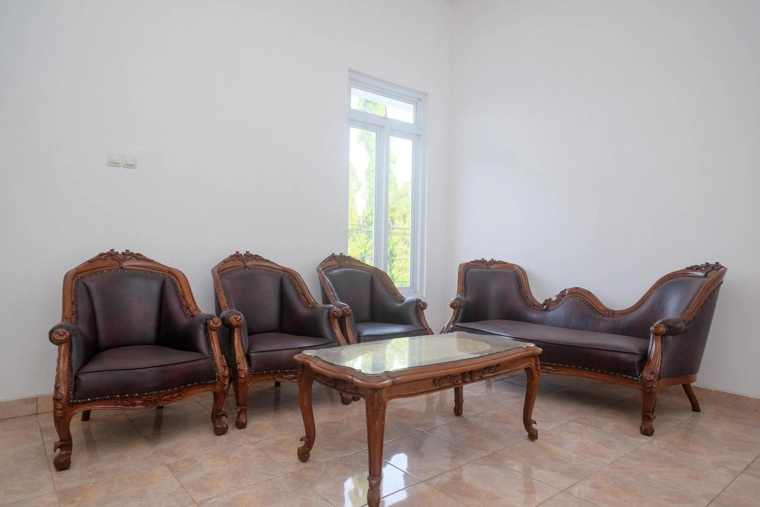 Seating area in RedDoorz Syariah near Transmart Pabelan Solo