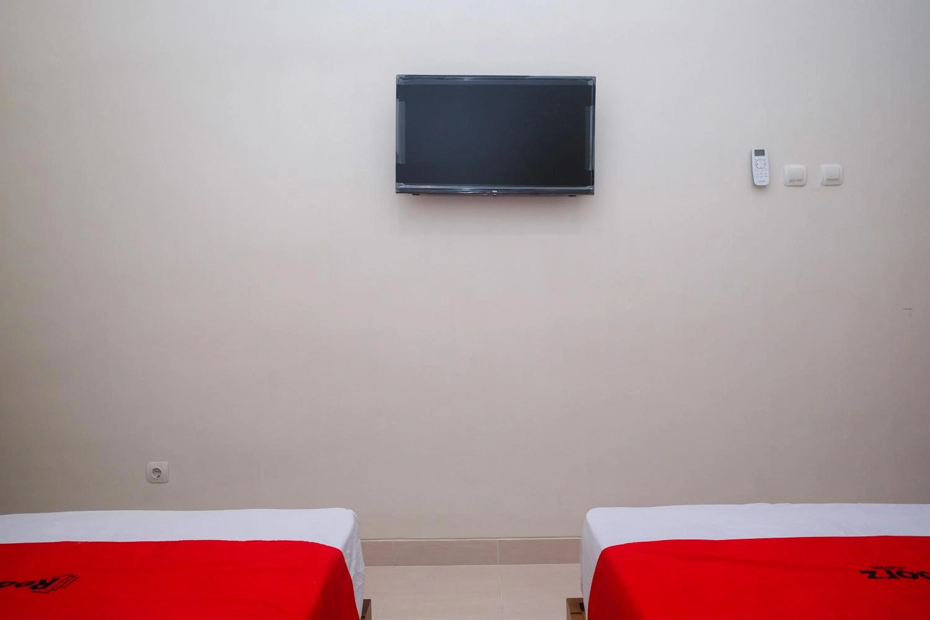 Bed in RedDoorz Syariah near Transmart Pabelan Solo