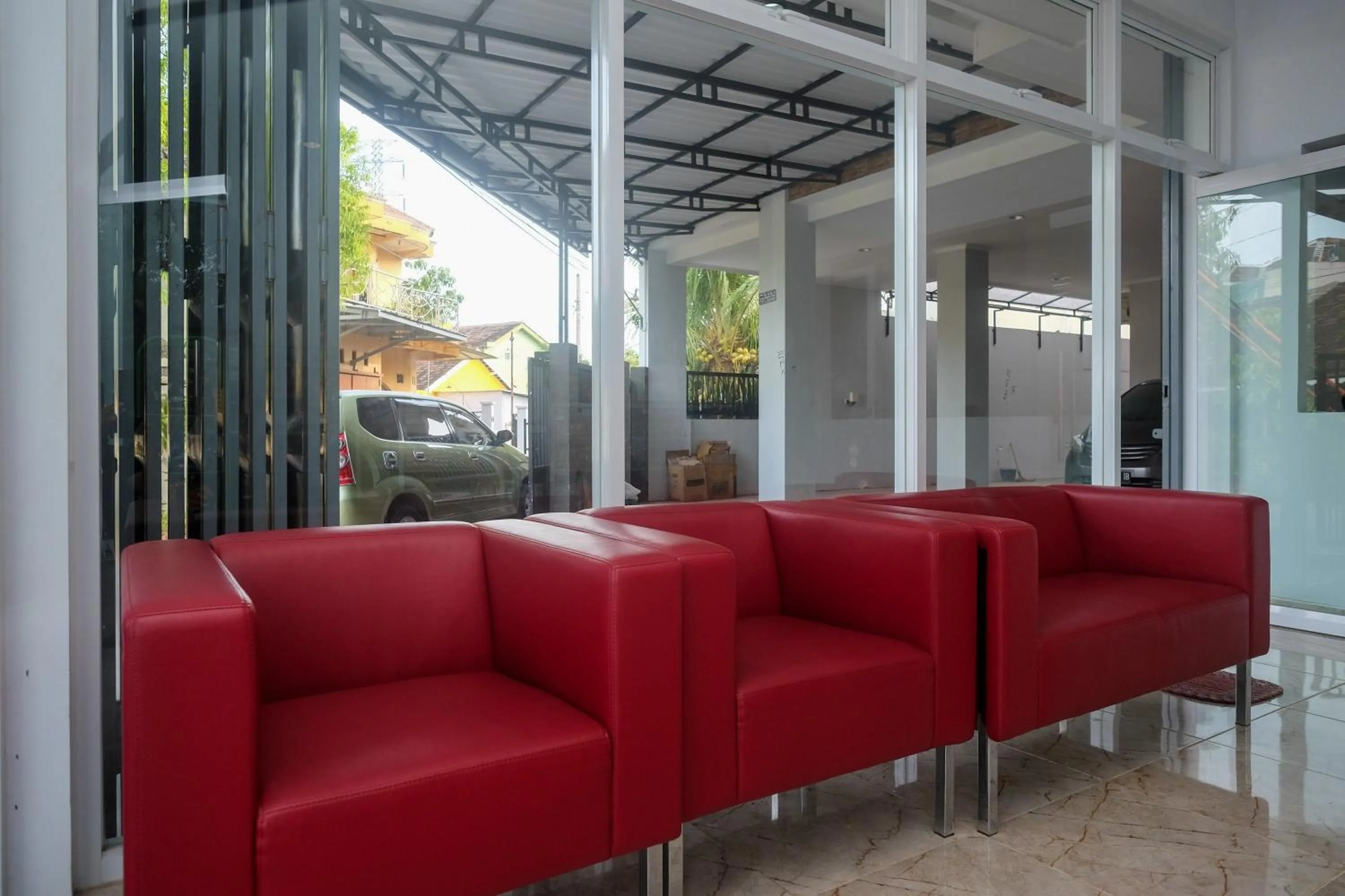 Seating area in RedDoorz Syariah near Transmart Pabelan Solo