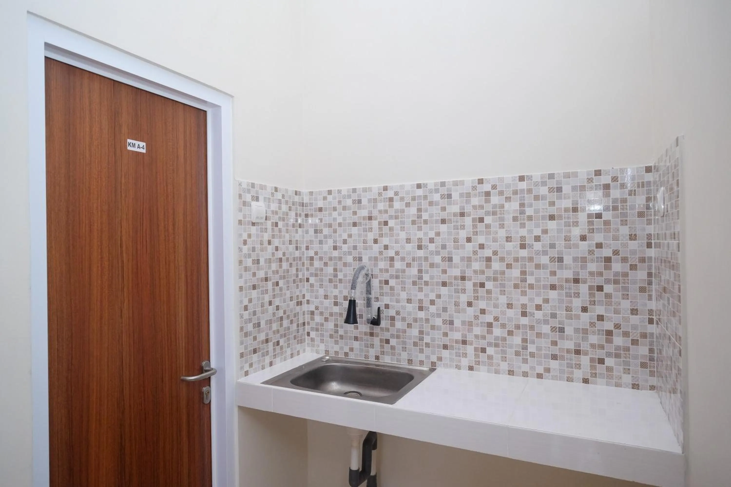 Bathroom in RedDoorz Syariah near Transmart Pabelan Solo