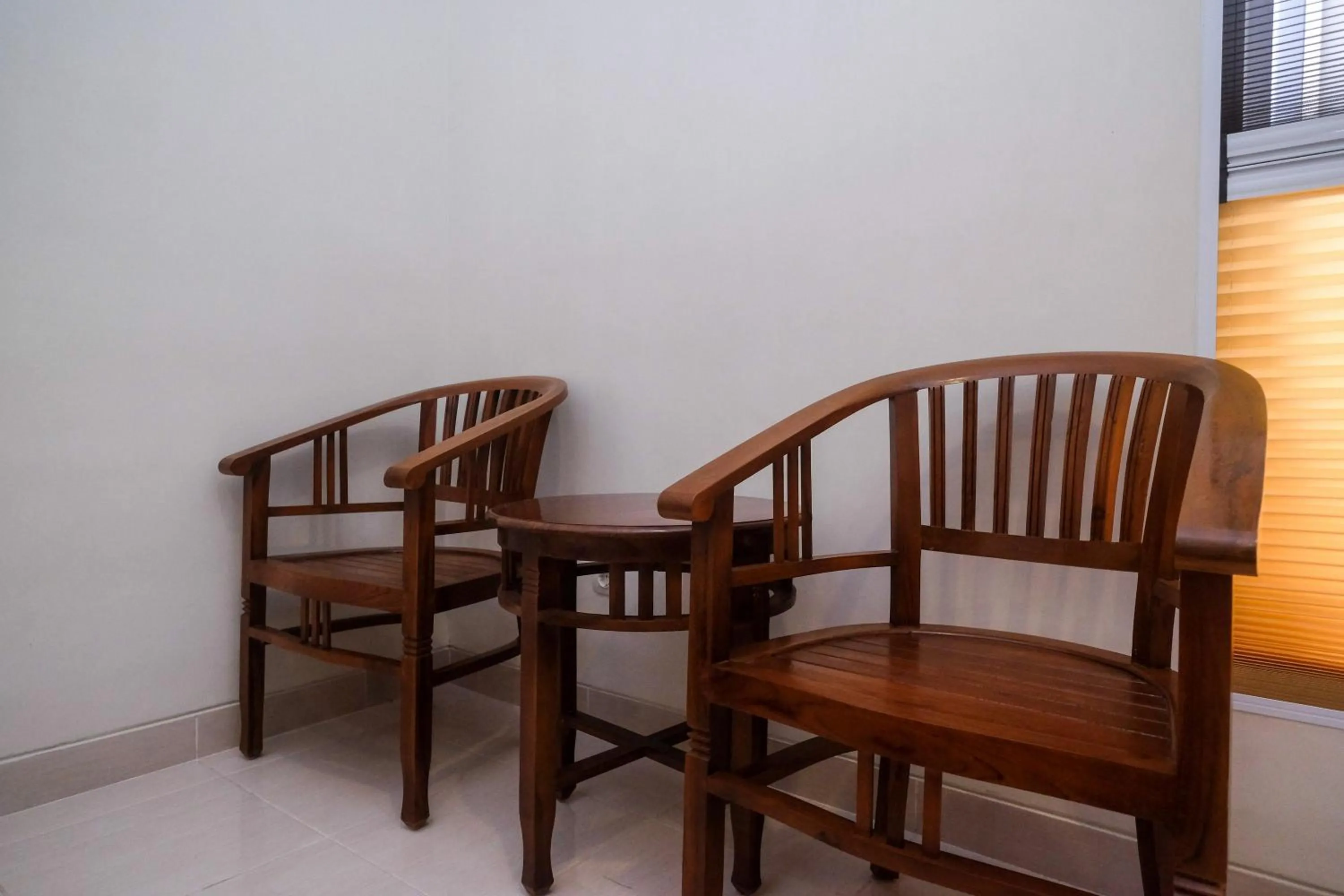 Seating area in RedDoorz Syariah near Transmart Pabelan Solo