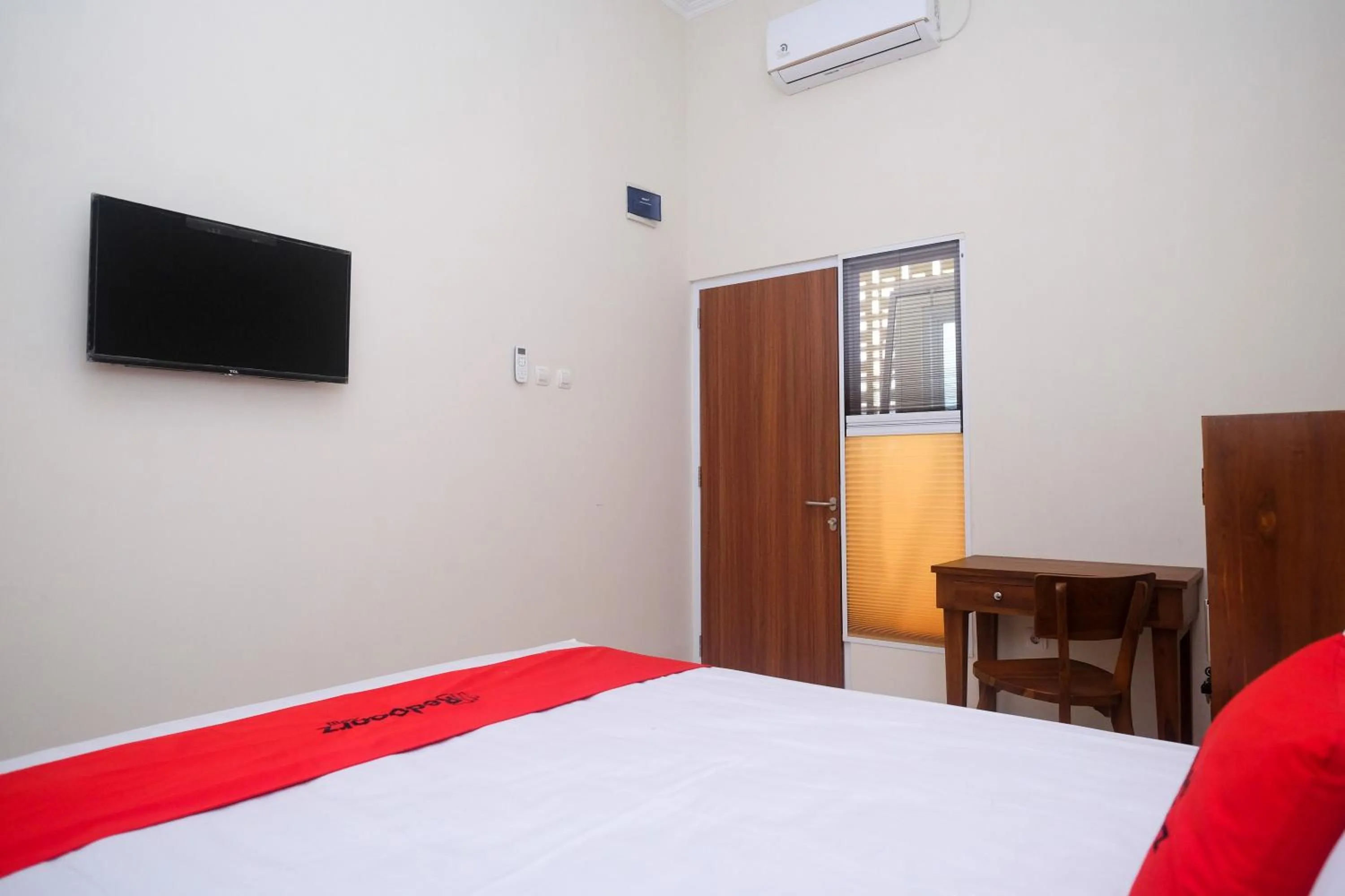Bed in RedDoorz Syariah near Transmart Pabelan Solo
