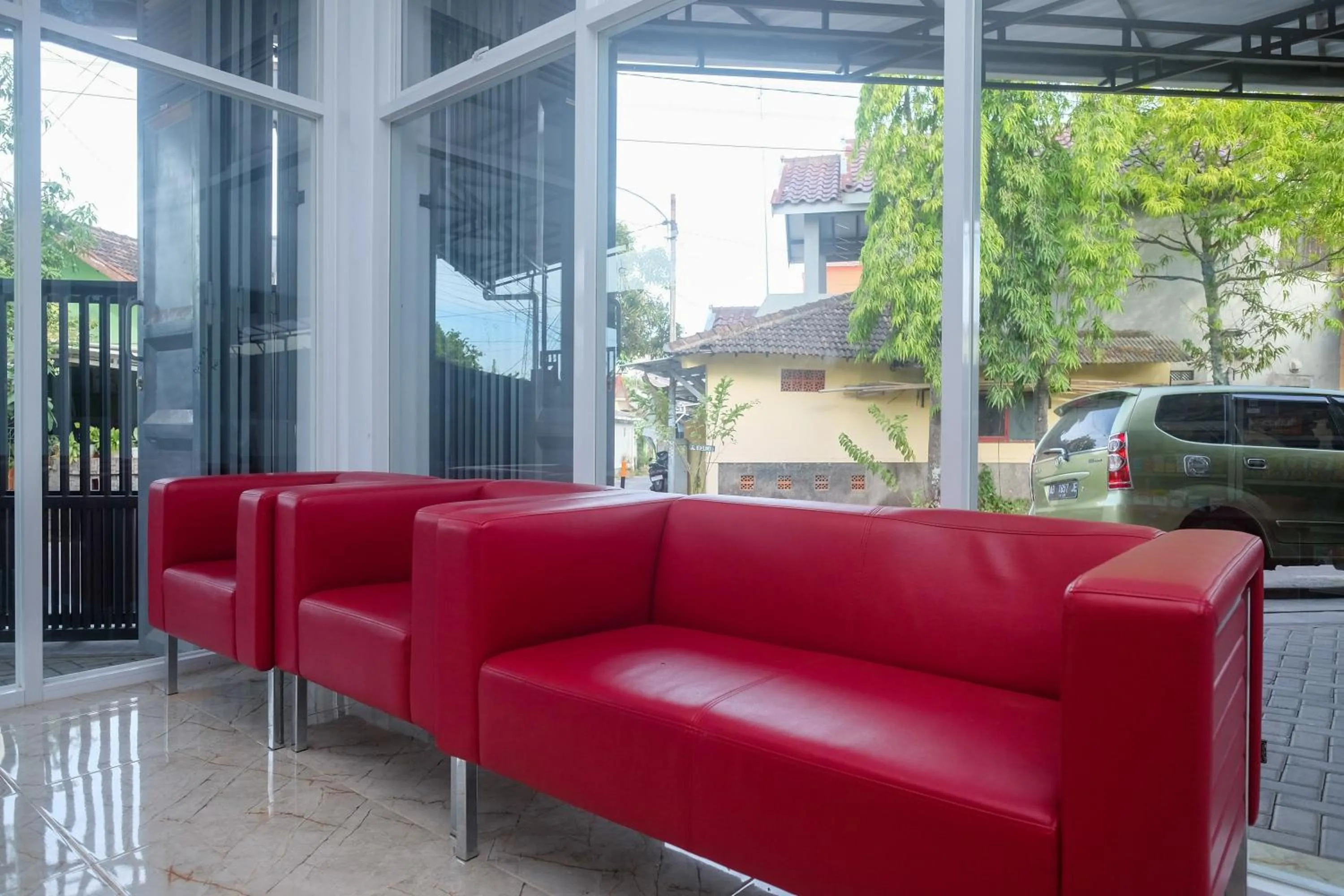 Seating area in RedDoorz Syariah near Transmart Pabelan Solo