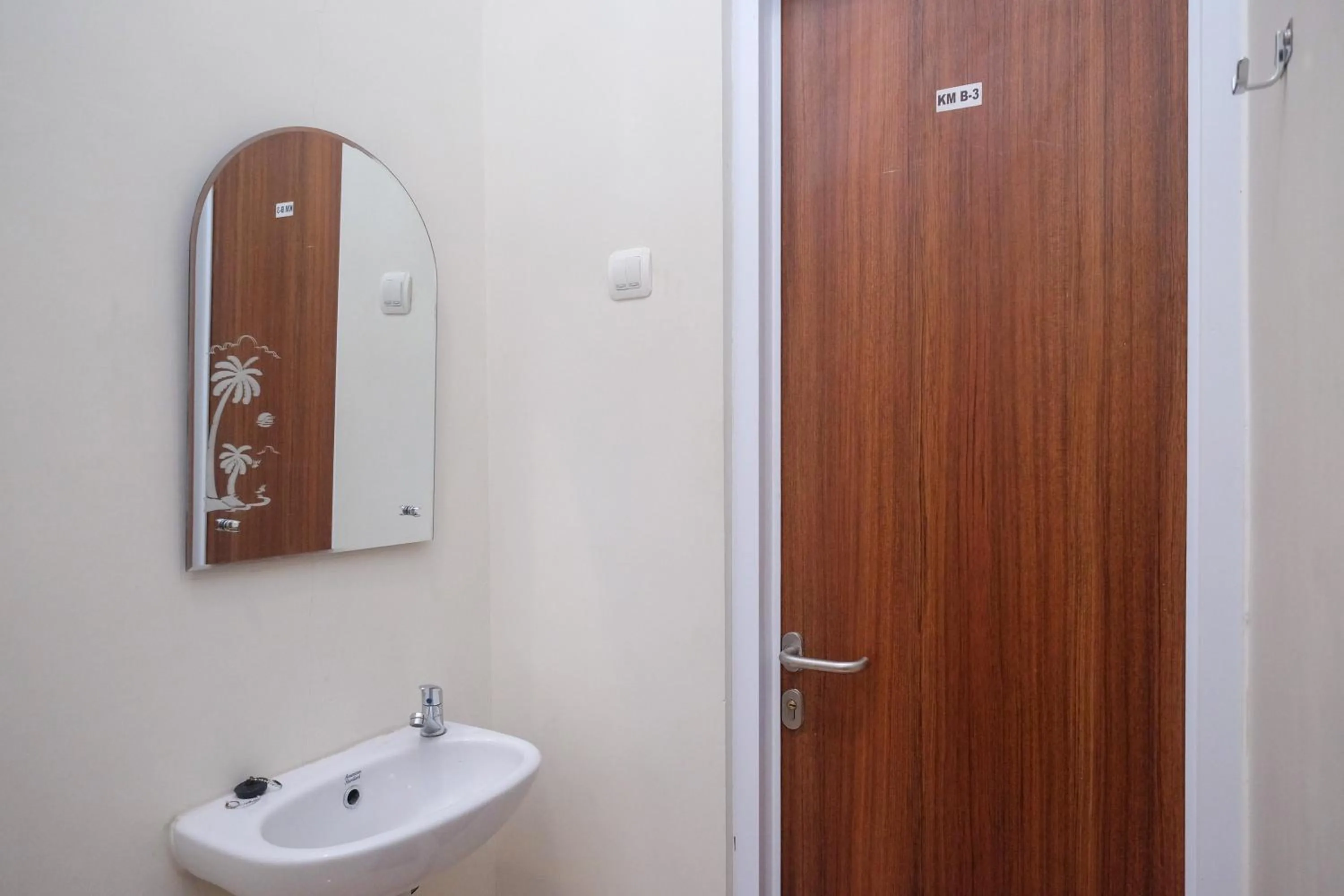 Bathroom in RedDoorz Syariah near Transmart Pabelan Solo