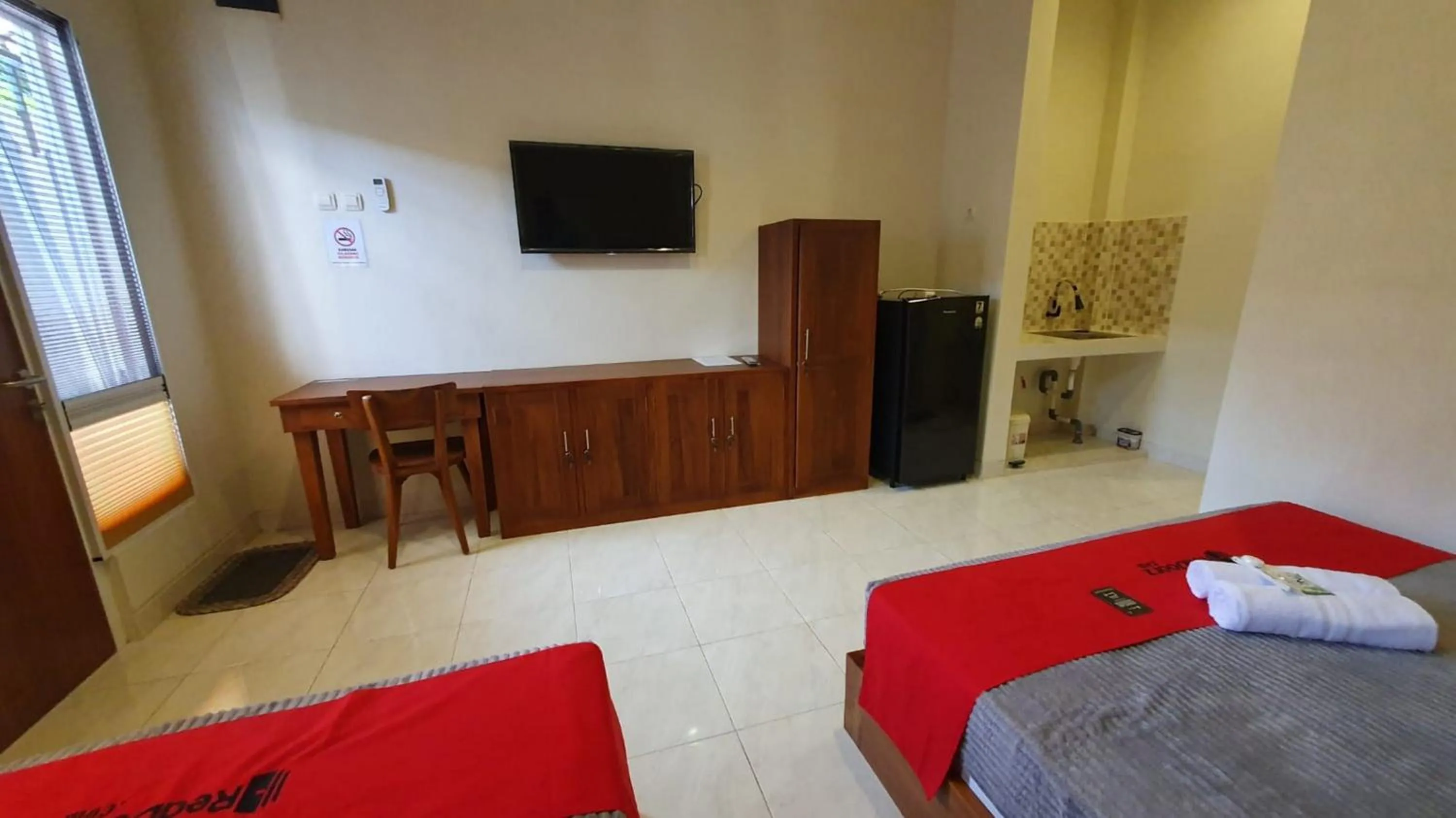 Bedroom, Bed in RedDoorz Syariah near Transmart Pabelan Solo