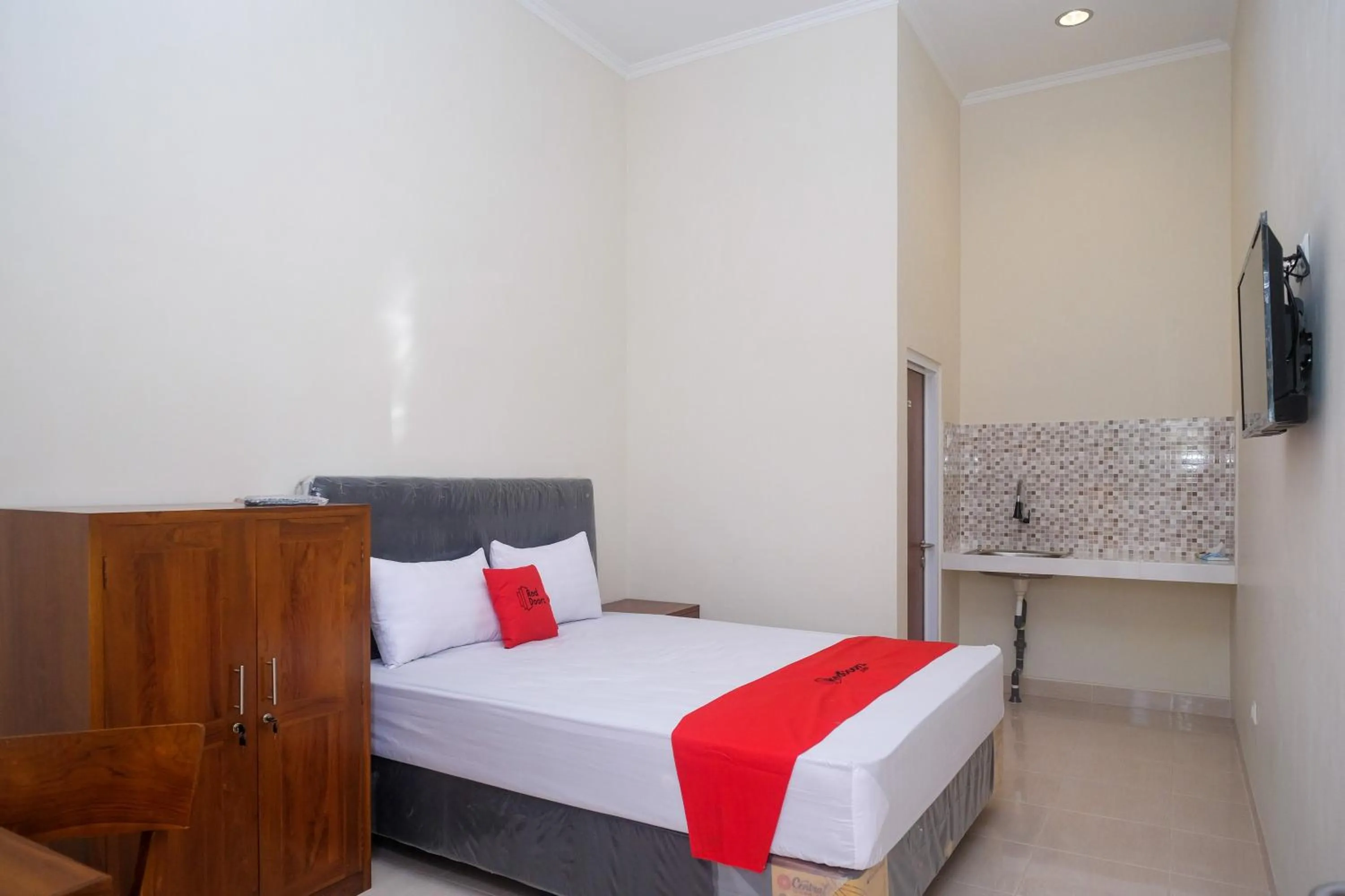 Bed in RedDoorz Syariah near Transmart Pabelan Solo