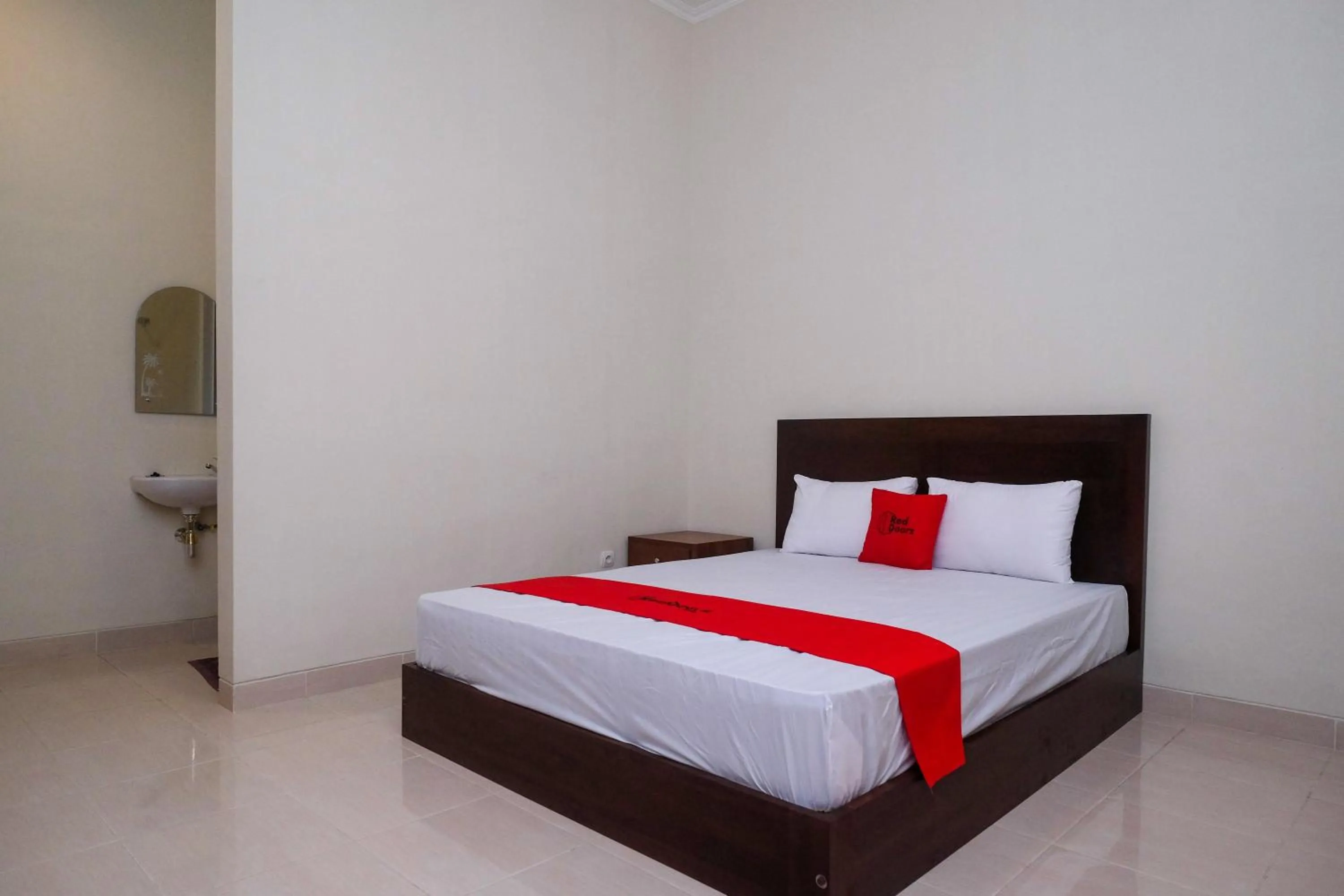 Bed in RedDoorz Syariah near Transmart Pabelan Solo